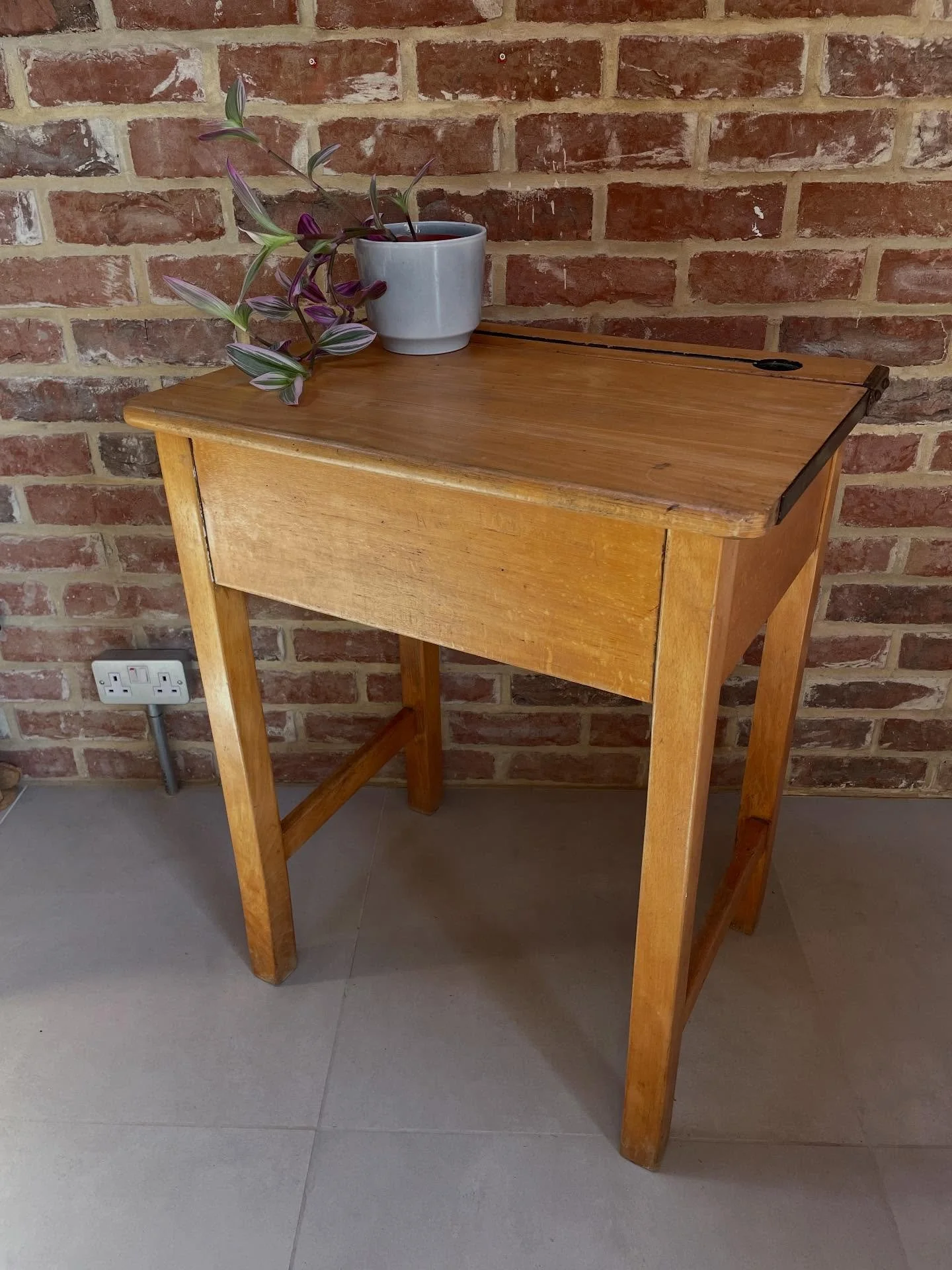 More vintage wooden school desks for sale. ✏️ 📏 📕 Over on my Etsy page now. #vintageschooldesk #vintagefurnitureforsale #vintageinteri&oslash;r #vintagehomecrush