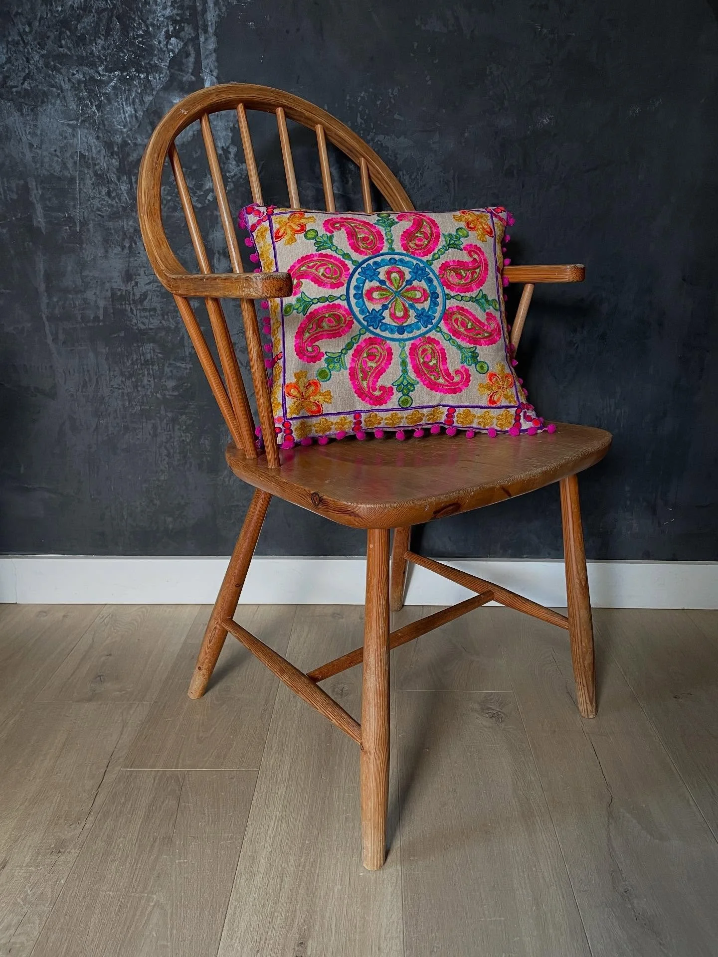 Fabulous Stickback Carver chair available now. Cushion not included 😉 I bought the cushion from a gorgeous shop in Frome, Somerset. 🩷@foothills_of_tibet  #vintagefurniture #vintagefarmhouse #vintagechairs #vintagehome