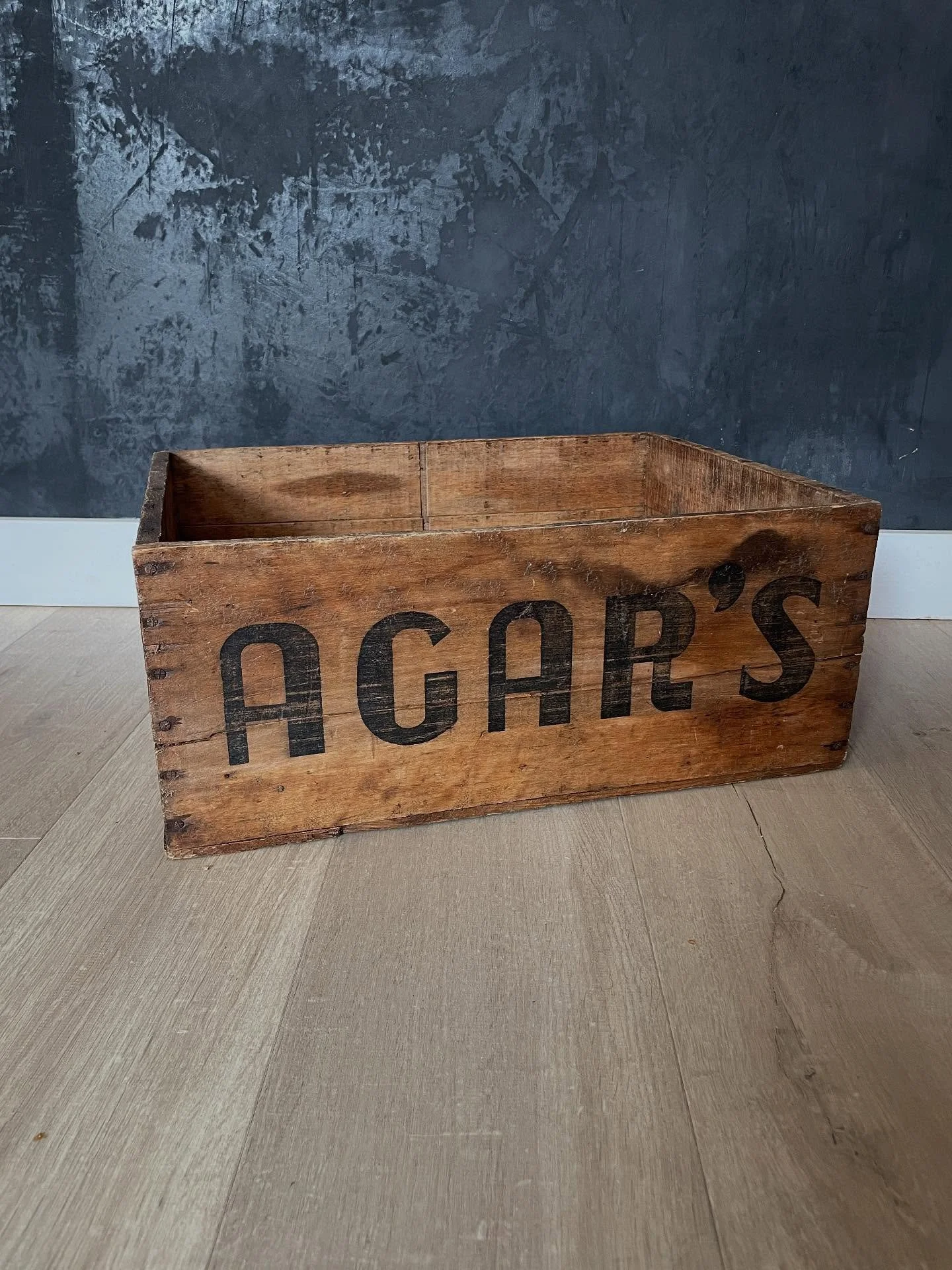 A lovely vintage &lsquo;Agar&rsquo;s&rsquo; wooden crate. Ready to go to a new home&hellip; 😉 It&rsquo;s up on my Etsy &amp; Vinterior page, links above. #vintagewoodencrate #vintagestorage #vintagestoragebox