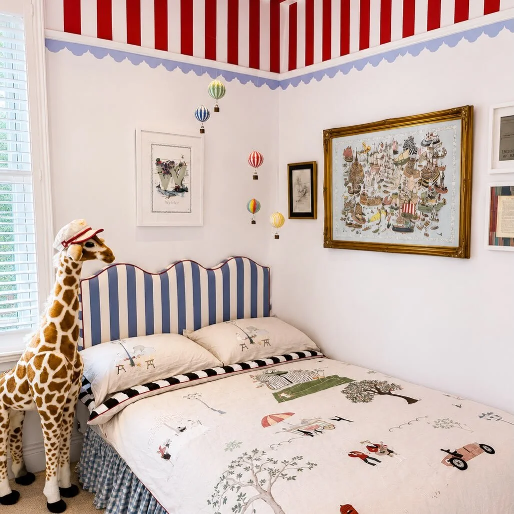 I mean, could my headboard have gone to a better bedroom?! 🥰🥰 What a lucky young chap that gets to sleep here. This is my &ldquo;Ripple&rdquo; shaped headboard that you can have upholstered in your chosen fabric. #upholsteredheadboard #headboard #k