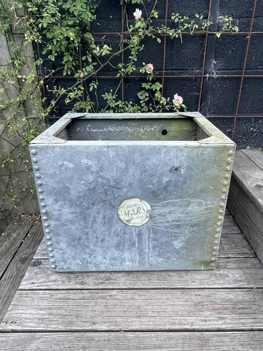 Galvanised_riveted_water_tank_1a.jpg
