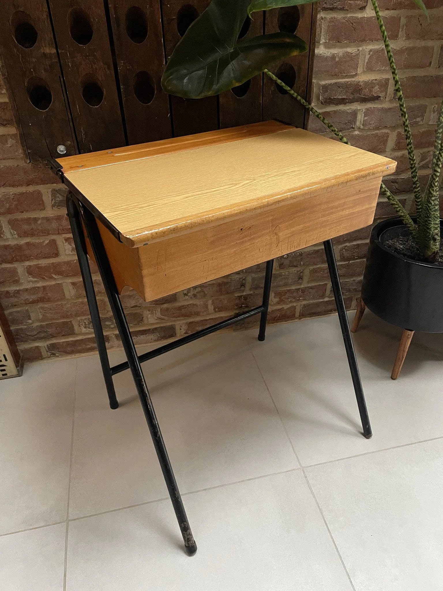 Vintage_School_Desk_05a.jpg