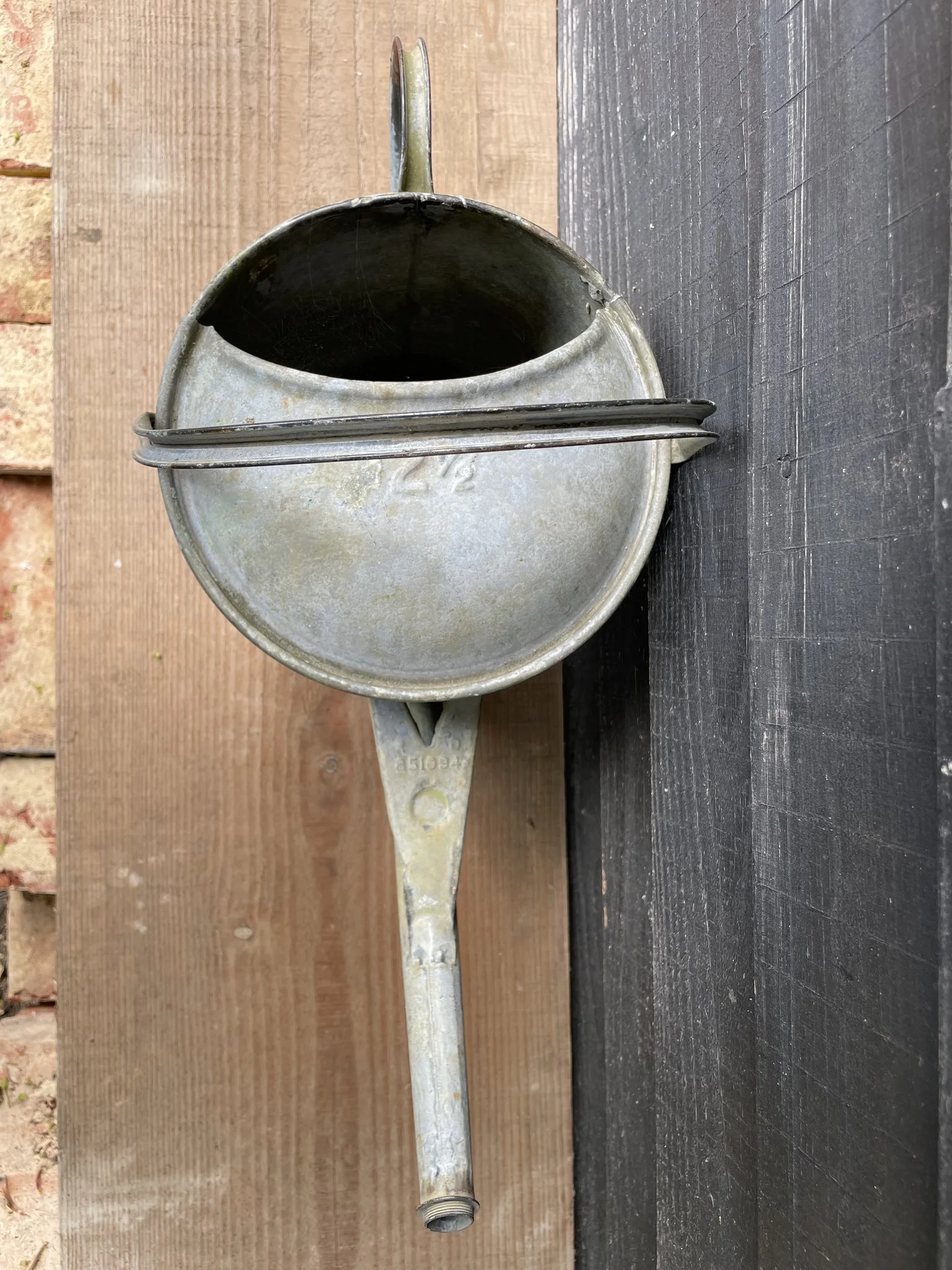 Vintage_galvanised_watering_can_07b.jpg