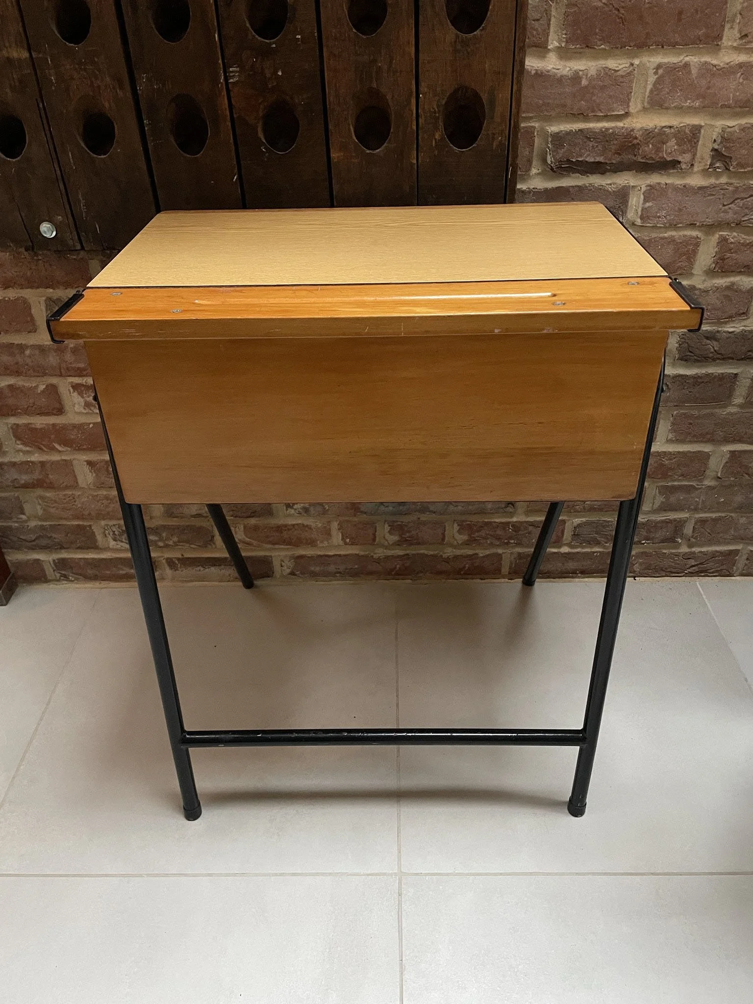 Vintage_School_Desk_05d.jpg