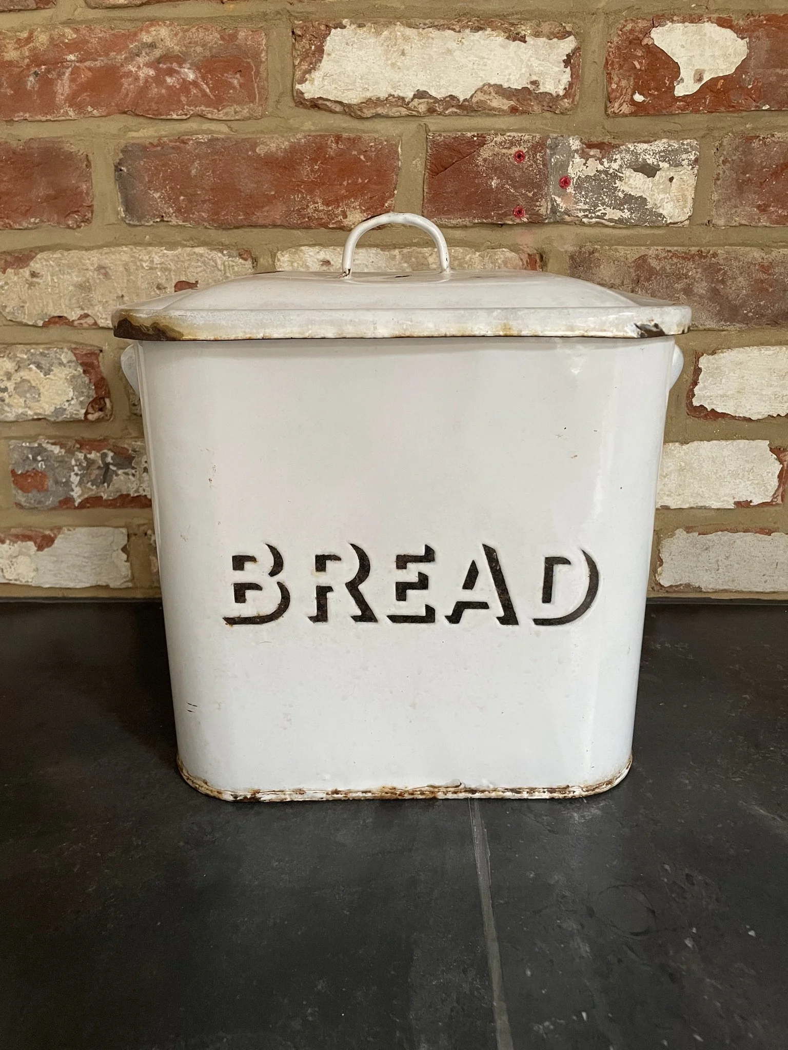 Vintage_Breadbin_01a.jpg