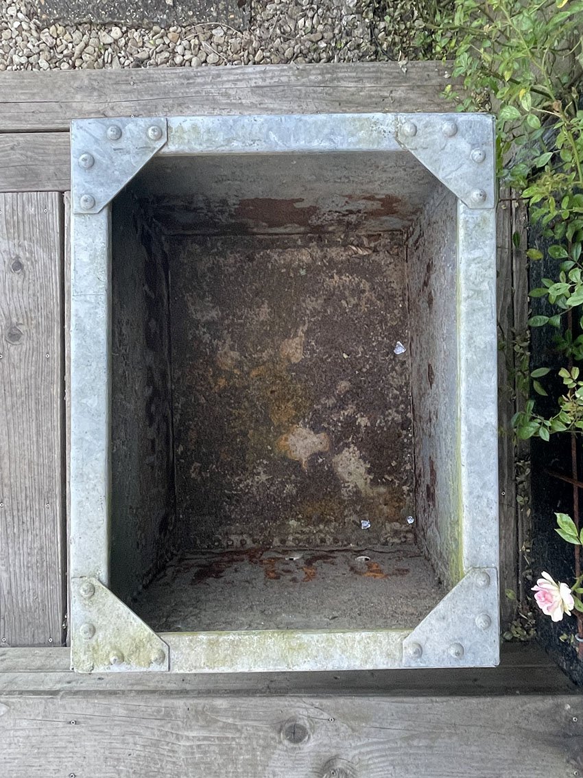 Galvanised_riveted_water_tank_1e.jpg