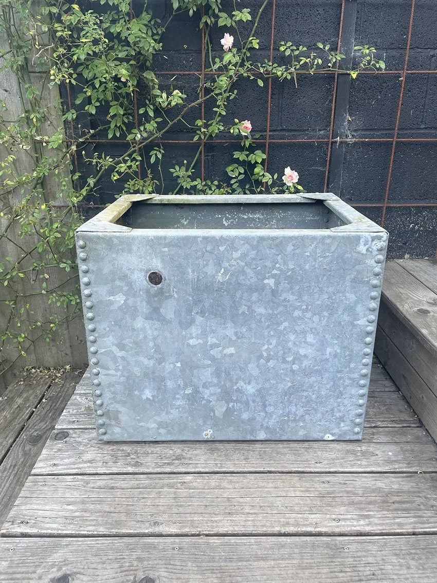 Galvanised_riveted_water_tank_1c.jpg