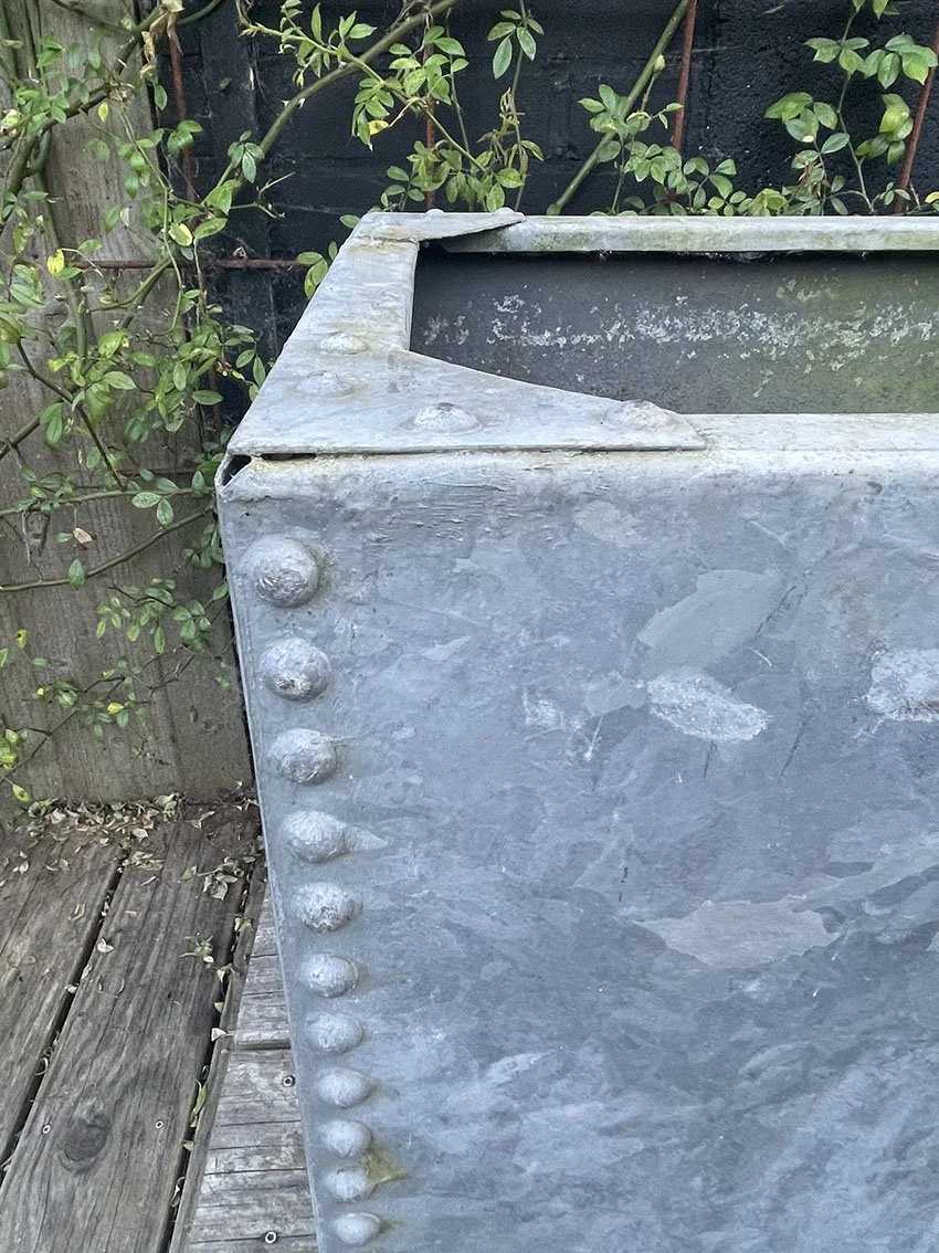 Galvanised_riveted_water_tank_1d.jpg