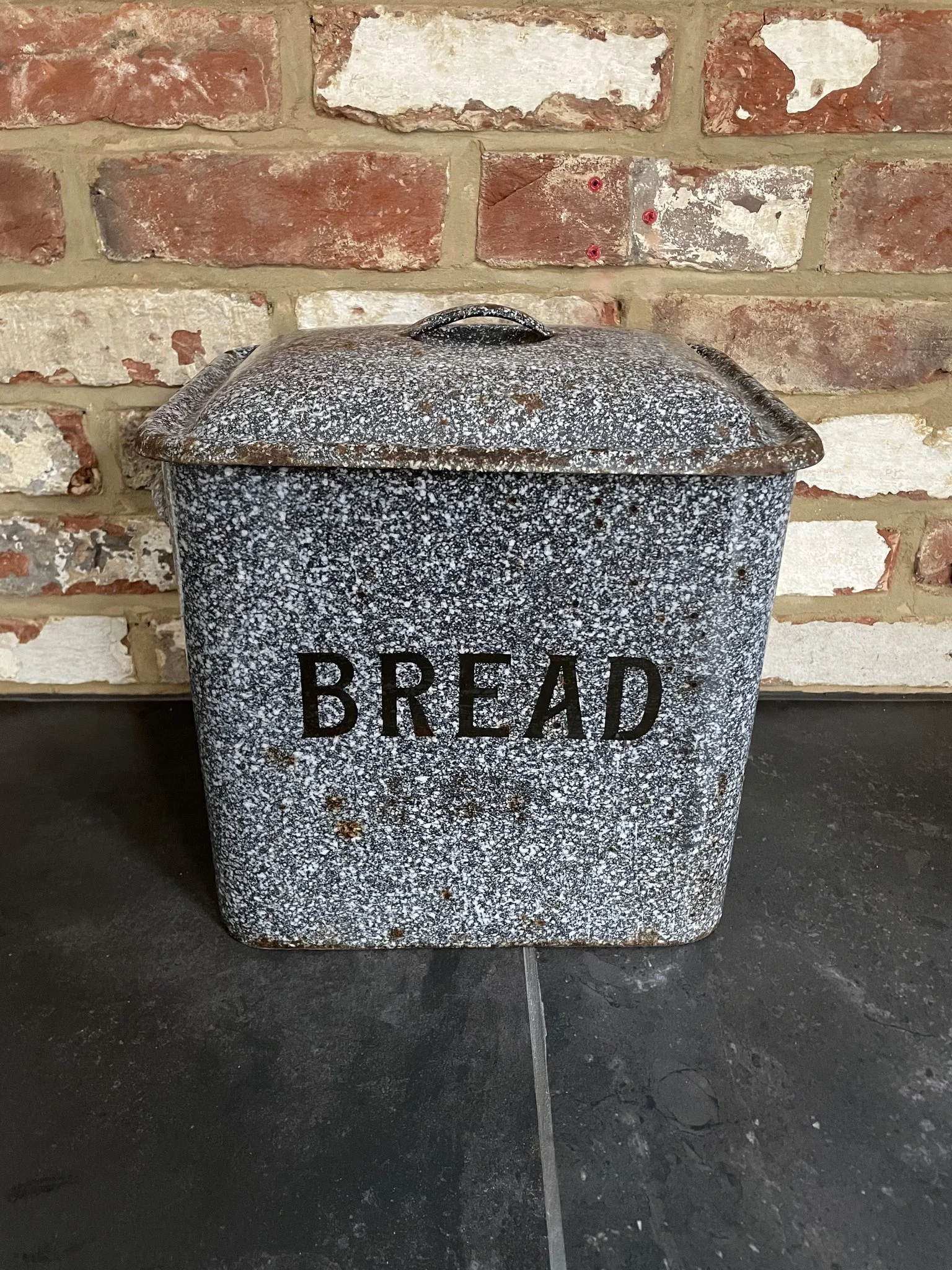 Vintage_Breadbin_03a.jpg