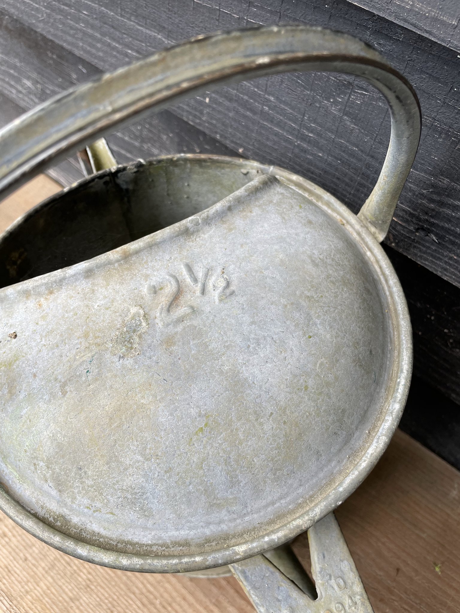Vintage_galvanised_watering_can_07e.jpg