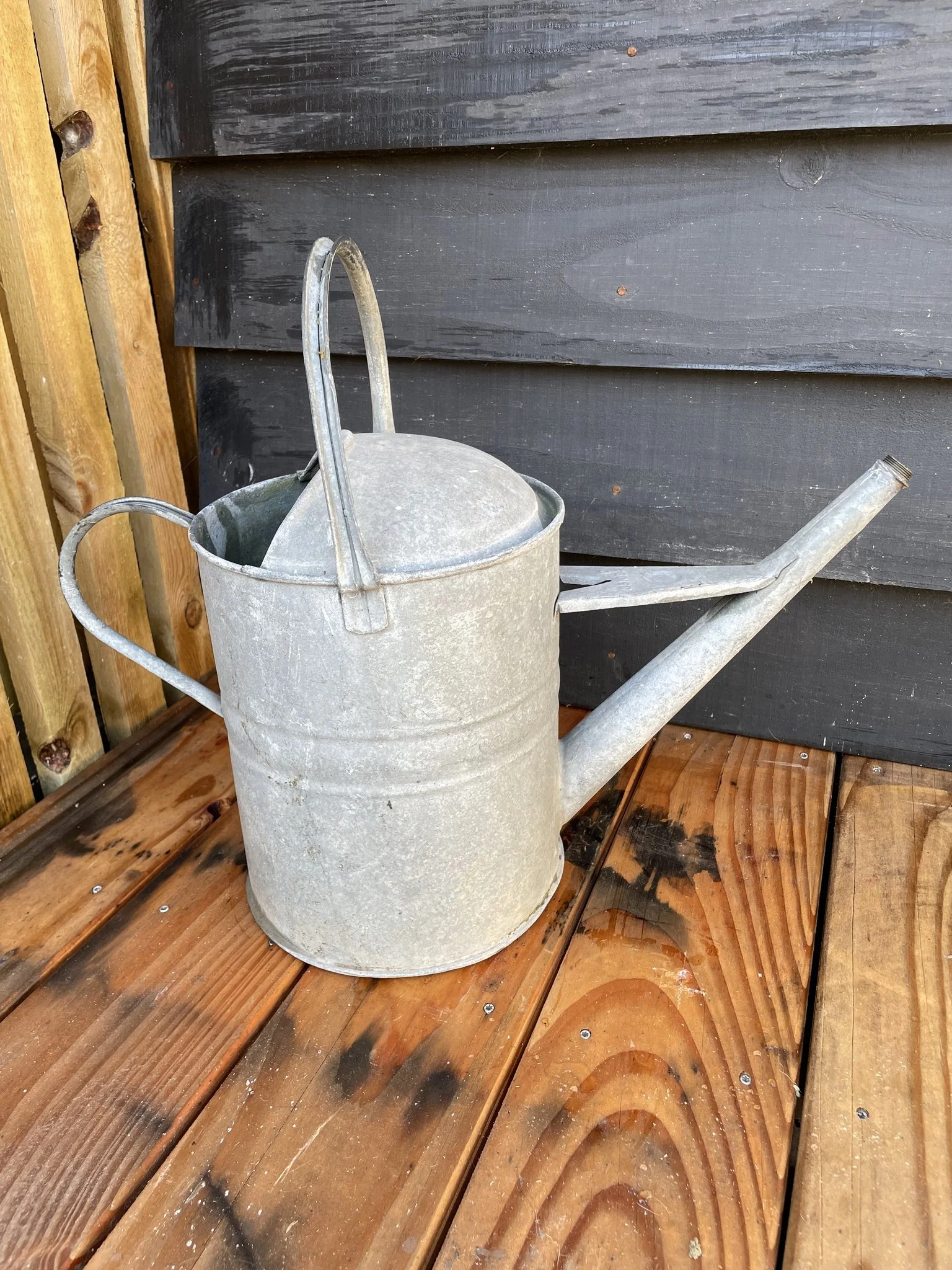 Vintage_Watering_can_02a.jpg
