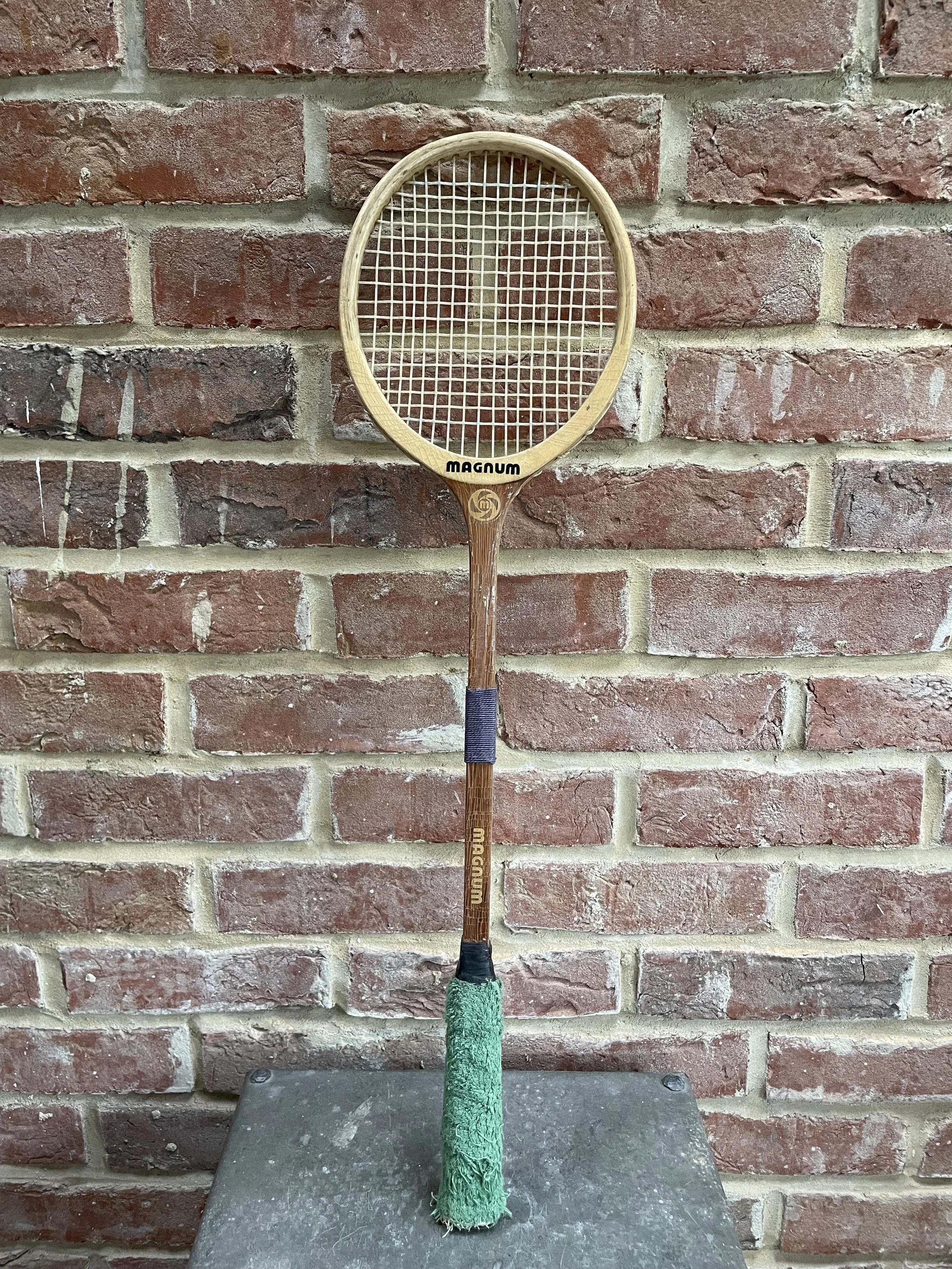 Vintage_magnum_badminton_racket_01a.jpeg