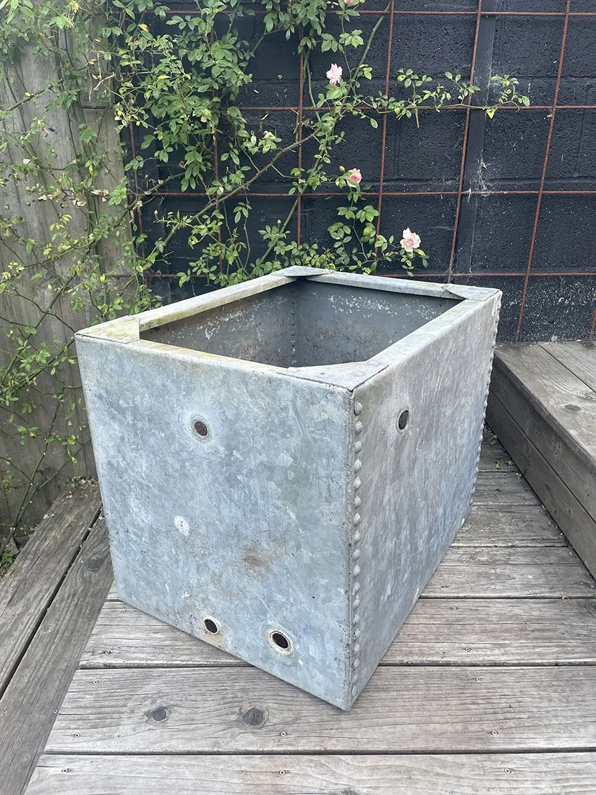 Galvanised_riveted_water_tank_1b.jpg