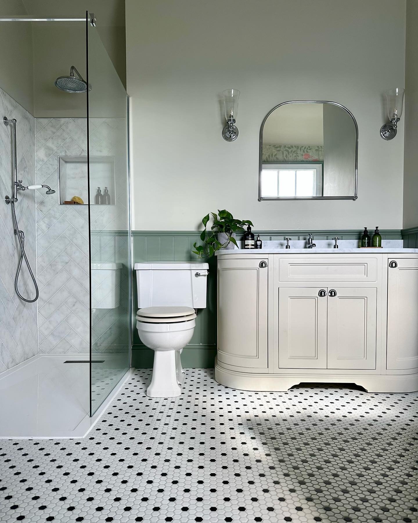 Another beautiful traditional bathroom that we recently completed featuring our most popular freestanding curved vanity unit and marble tiles for those classic, elegant vibes. During the bathroom renovation works we also removed a wall for our client