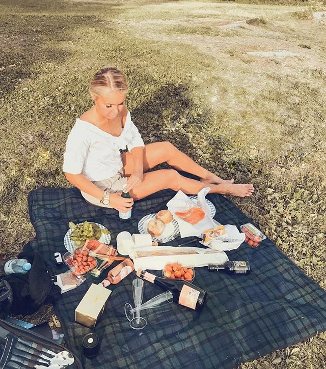 A perfect picnic spot at Suomenlinna⛴🇫🇮🥐🍓🍰 This is why I love being a tourist in my own city ✨ @myhelsinki @suomenlinnaofficial ⠀⠀⠀⠀⠀⠀⠀⠀⠀
⠀⠀⠀⠀⠀⠀⠀⠀⠀
#helsinki #suomenlinna #suomenlinnaisland #finland #myhelsinki #visithelsinki #piknik #picnic #su