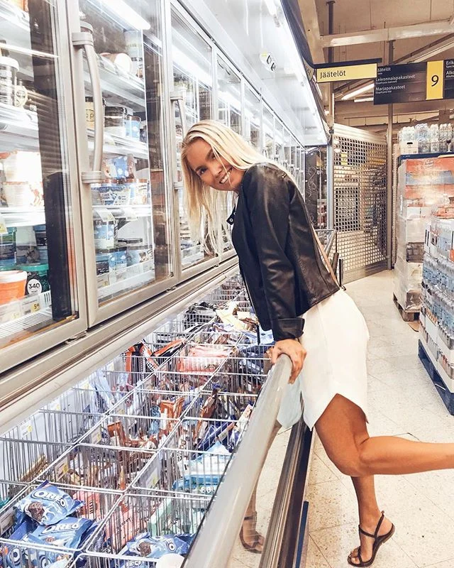 Ne jotka tuntee mut tiet&auml;&auml;, ett&auml; t&auml;m&auml; tilanne on enemm&auml;n kuin tuttua. Min&auml; klo 23.48 kaupan j&auml;&auml;tel&ouml;- ja suklaahyllyill&auml; 🍧🍫🍨💁🏼&zwj;♀️ For those who ask, from here you can find me ☝🏻
⠀⠀⠀⠀⠀⠀⠀⠀