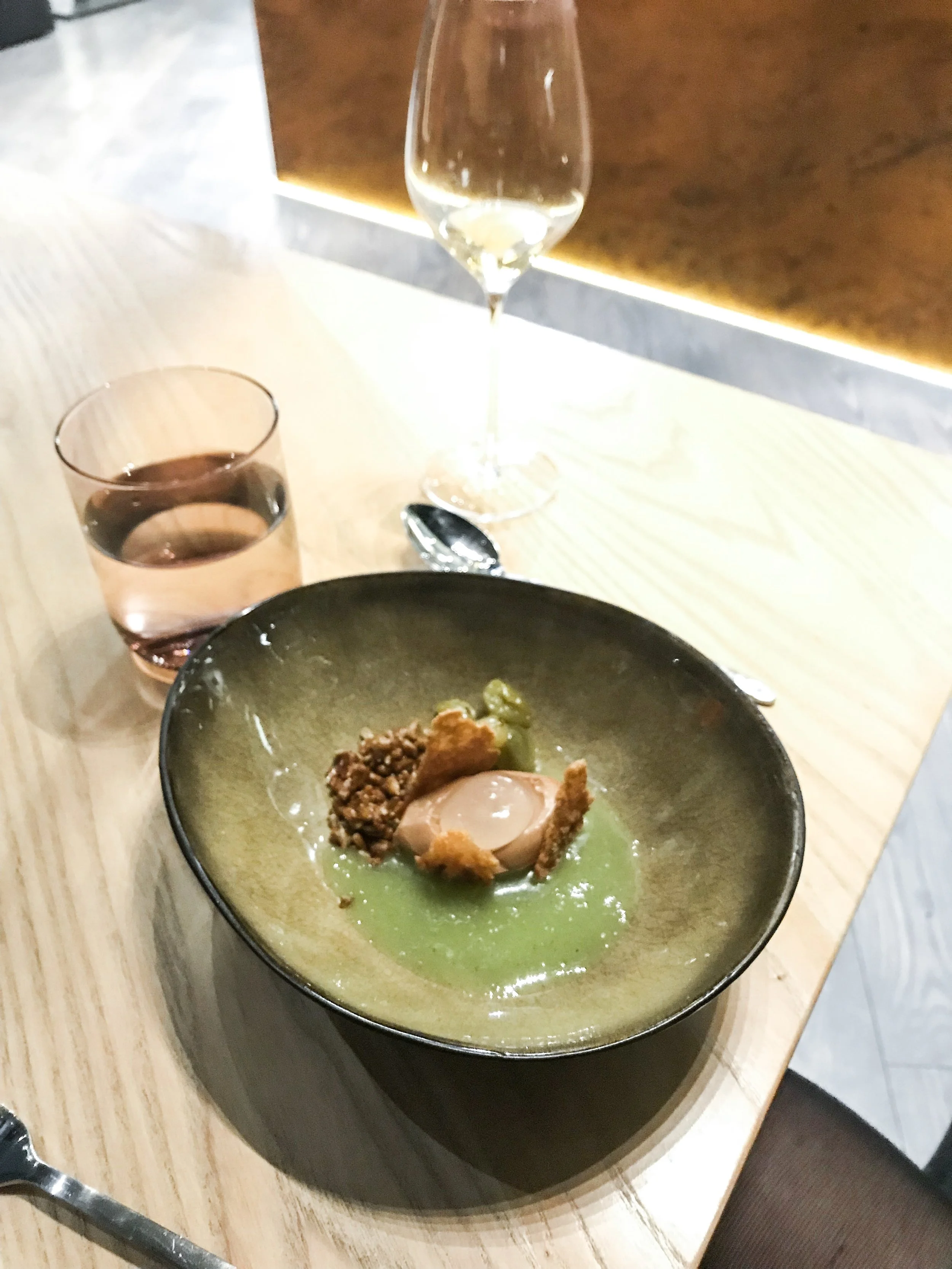  Karamellisoitua maitosuklaata, Koskenkorva-vodka-hyydyke, karviaista ja auringonkukansiemeniä   