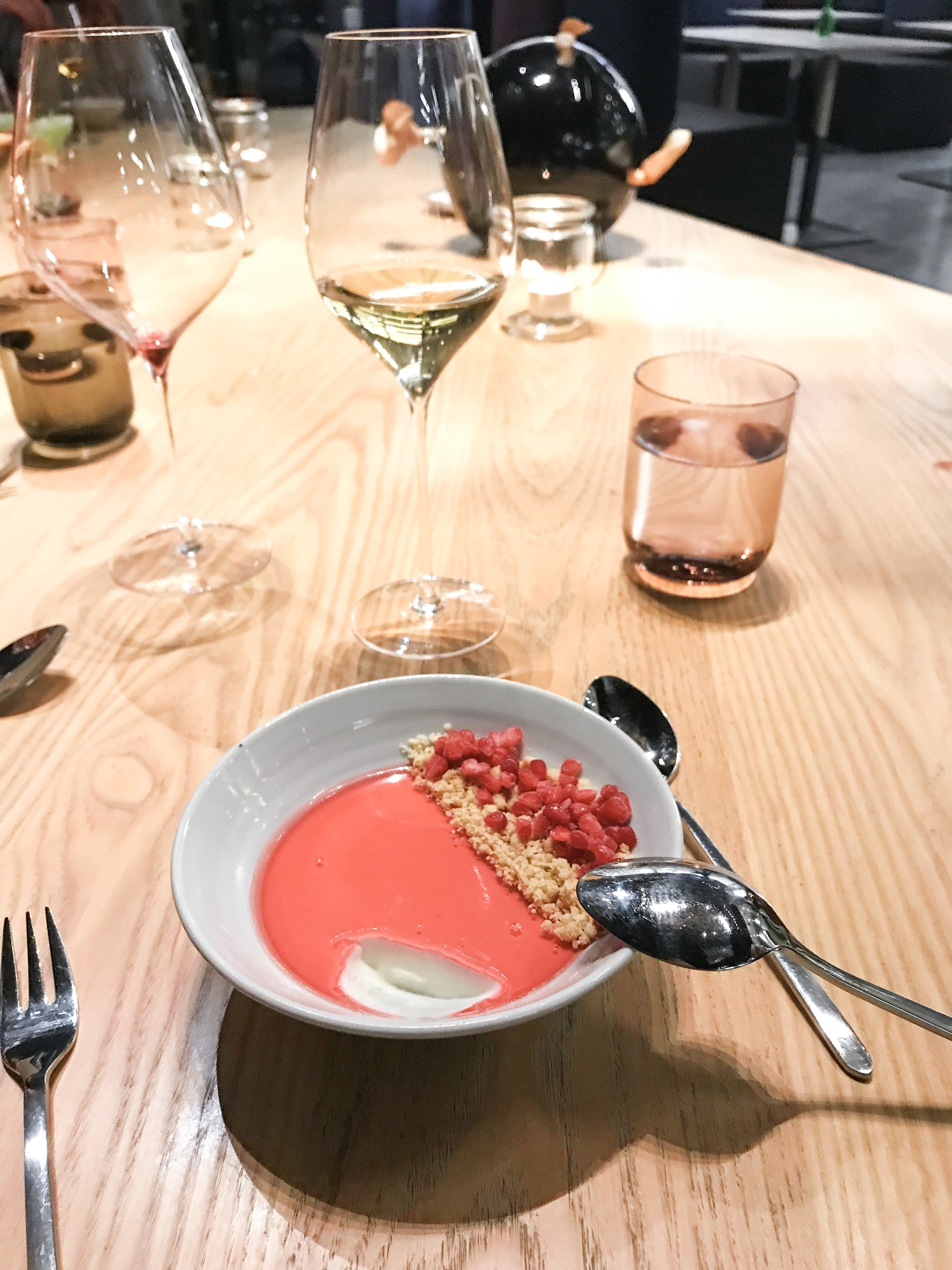  Ensimmäinen jälkiruoka: Rosmariinilla maustettu pannacotta, kotimaista vadelmaa ja rosmariinipaistosta   