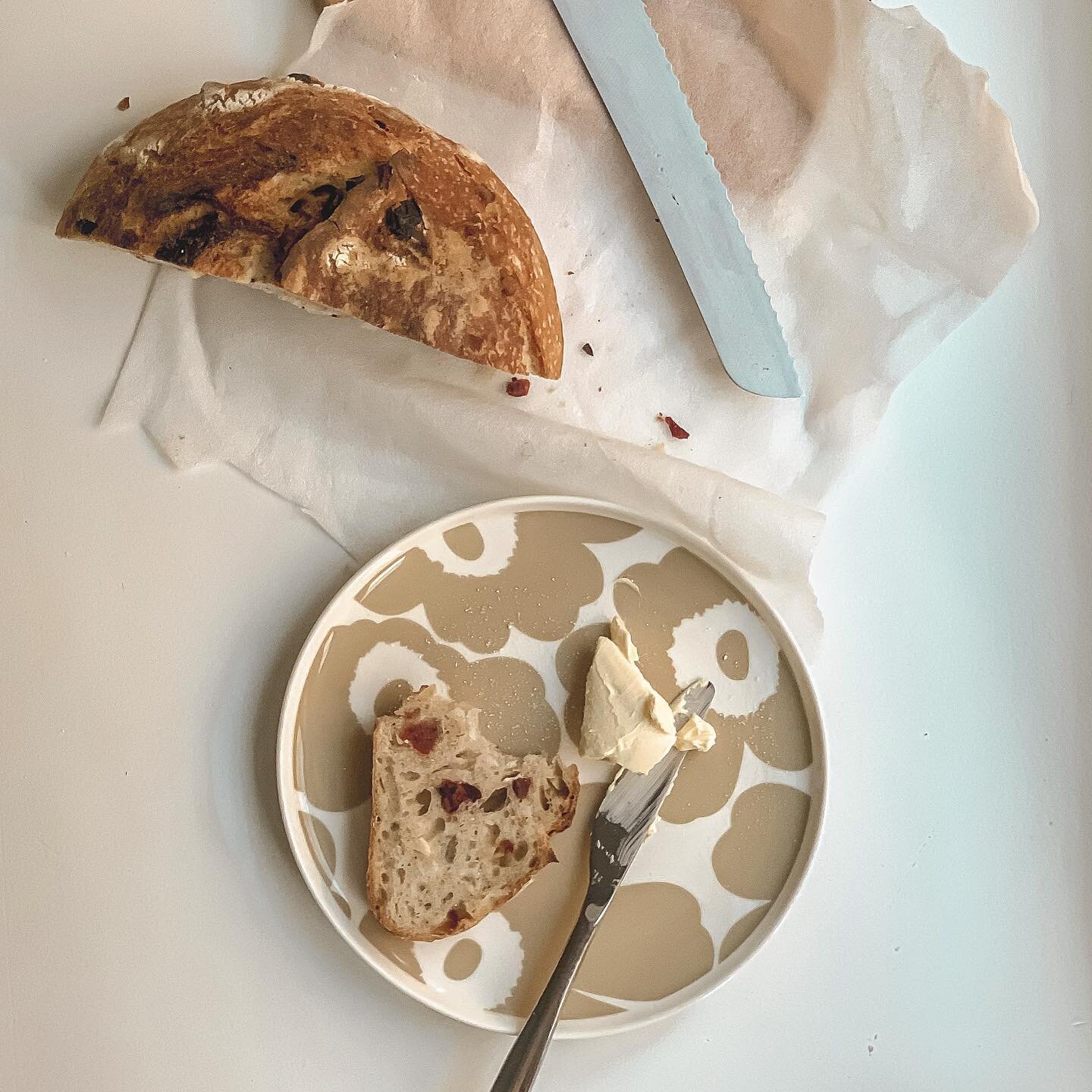 The simple things that I love: a fresh just-baked loaf 🍞🍞 ...and when you see your goddaughter who brings you one ❣️⁣⁣
⁣⁣
.⁣⁣
.⁣⁣
#love #simplethings #bread #butter #artisanbread #baking #foodielife #marimekko #unikko @ainoleena @marimekko