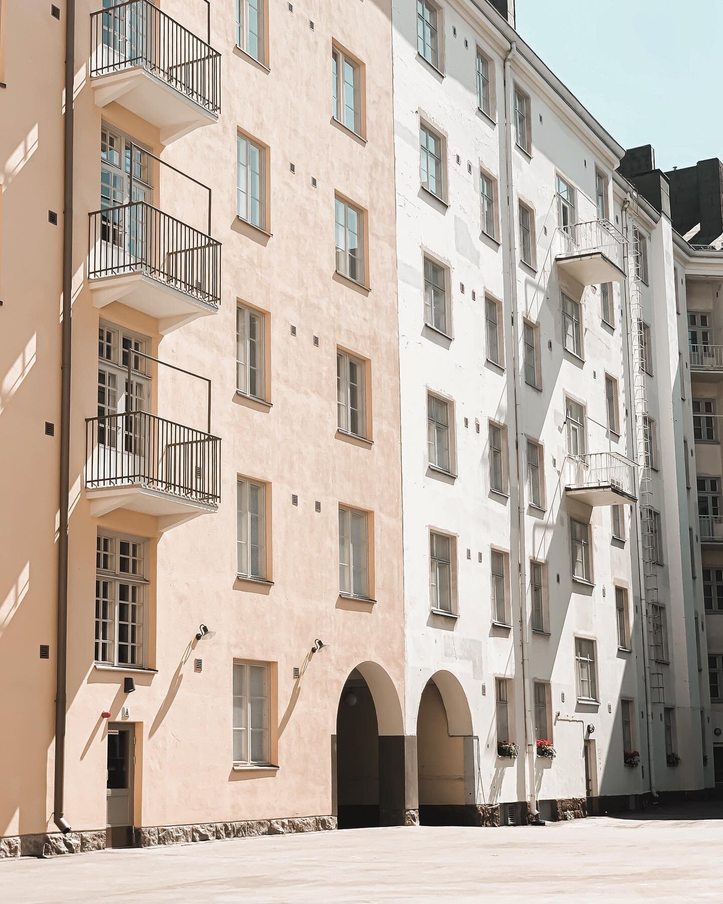 Rakastu T&ouml;&ouml;l&ouml;&ouml;n: Lars Sonckin korttelin viimeiset auringons&auml;teet 🙏🏻✨ #aesthetics #t&ouml;&ouml;l&ouml; #helsinki #apartment #home #etut&ouml;&ouml;l&ouml; #courtyard