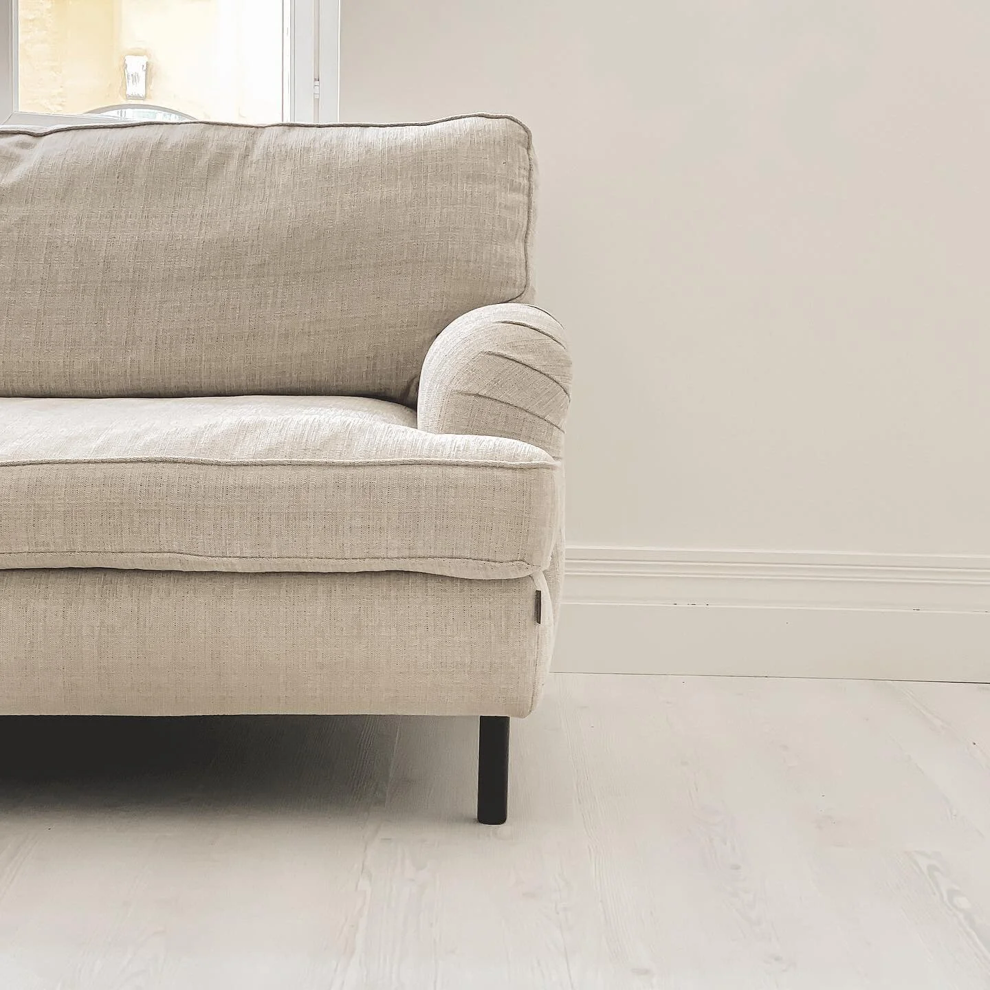 Hankin sohvan. Itseasiassa, elin pitkään ilman, enk&auml; edes en&auml;&auml; ollut tajunnut kaivata sellaista näin kovasti 💭🤍 

Jo muutaman viikon jälkeen, se on nimittäin osoittautunut elintärkeäksi ✨ #newhome #decor #smallthings #coach #f