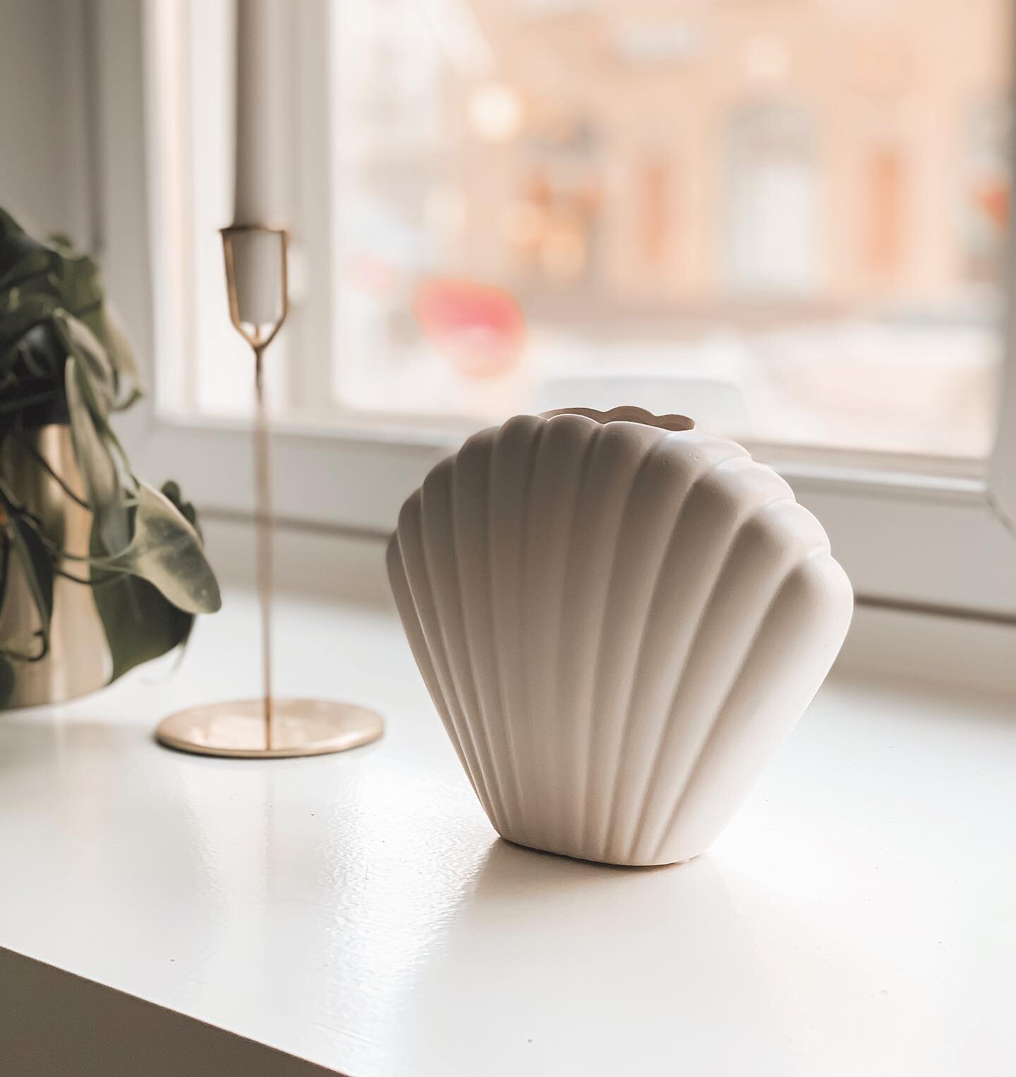 Finally I can say it: welcome to my totally new renewed home ✨🥠⁣⁣
Maybe a coincidence, but shells can actually symbolize a transitional period in life. You know when you leave something good back, you eventually find something even better from the f