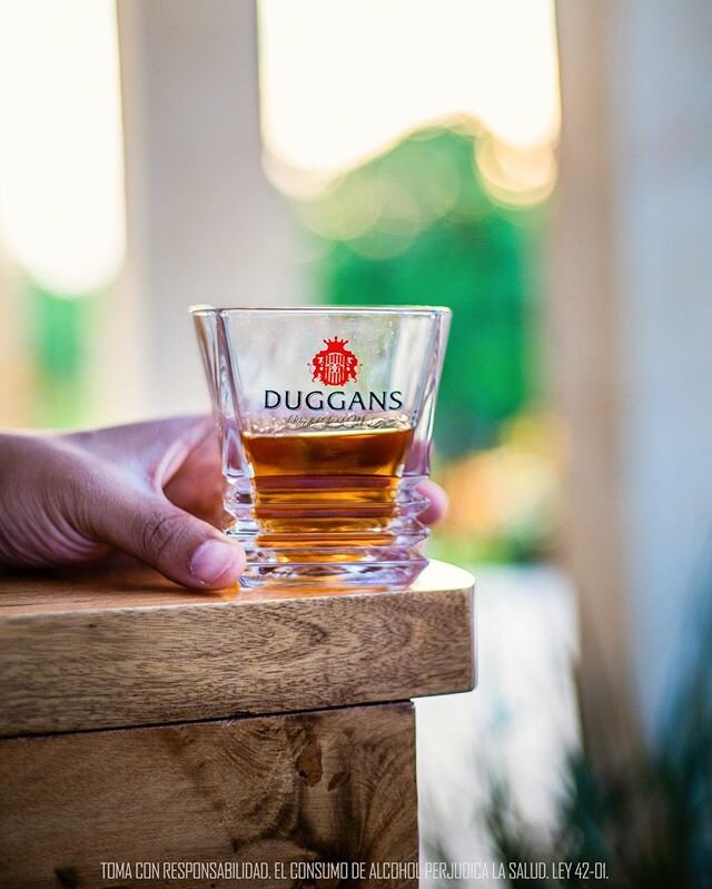 Brinda y disfruta de los majestuosos atardeceres. Be always Duggans. ⁣
⁣
#Qu&eacute;dateEnCasa ⁣
#WhiskyDuggans ⁣
#PorqueTuMerecesMas ⁣
#Whisky ⁣
#VDN