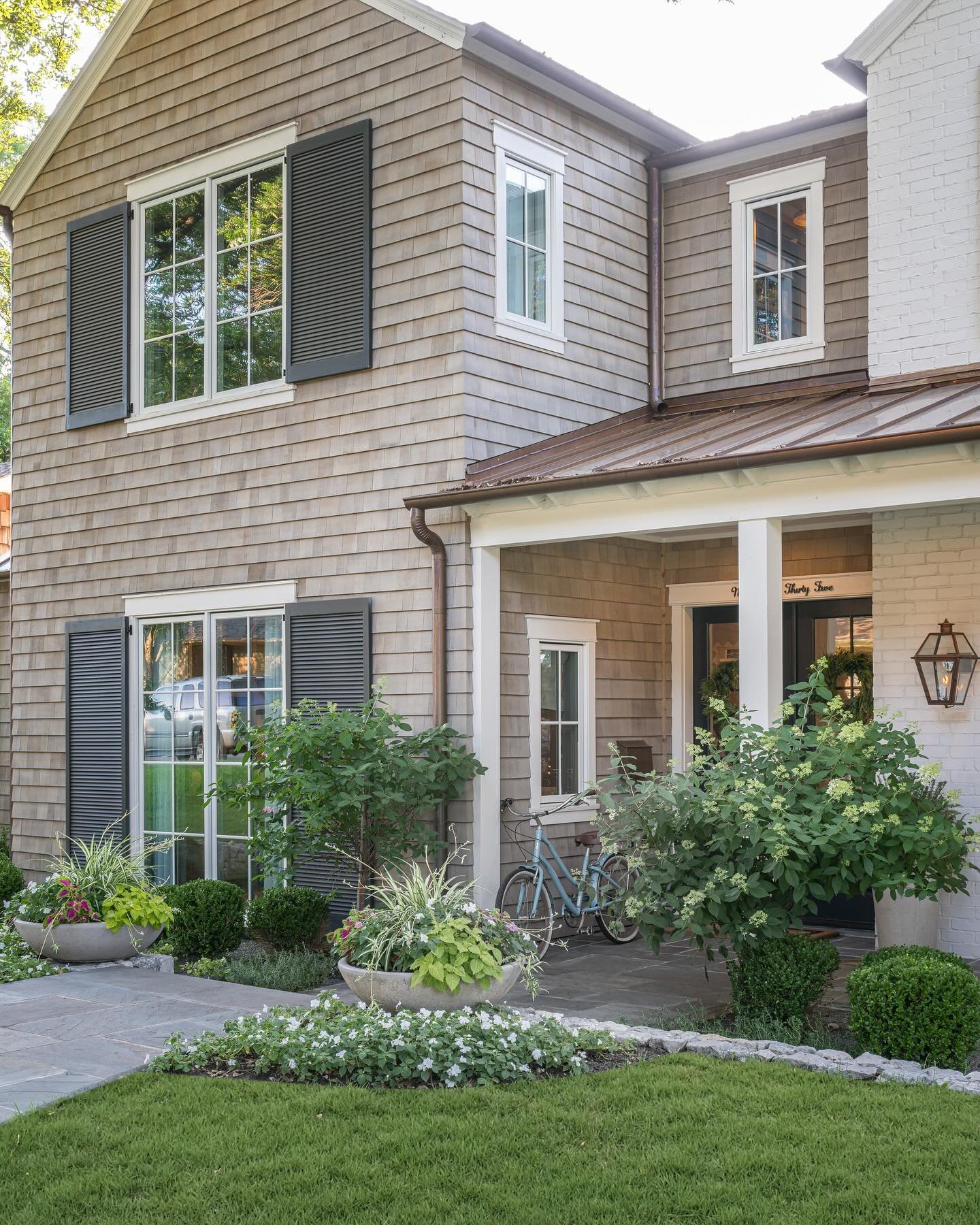 Dallas zip code, Nantucket heart.

Architecture by @mgrayarchitecture 
Built by @marablehomes 
Landscape design by @ll_greendesign 
Interiors by @graham.interiors @marablehomes 
📷 by @strictlynaturallight 

#NantucketStyle #ShingleStyle #CoastalInsp
