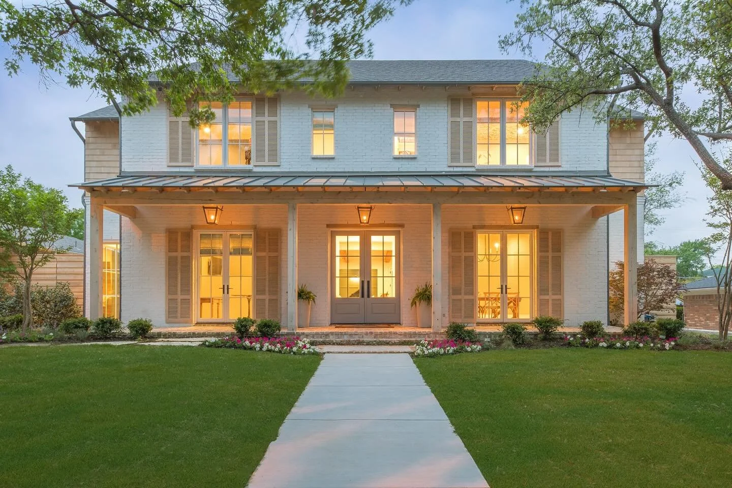 The glow of home 💛

Built by @marablehomes 
Architecture by @mgrayarchitecture 
Landscape design by @ll_greendesign 
Interiors by @marablehomes @graham.interiors 
📷 by @strictlynaturallight 

#DreamHome #CustomHome #LuxuryHome #HomeDesign #ModernCl
