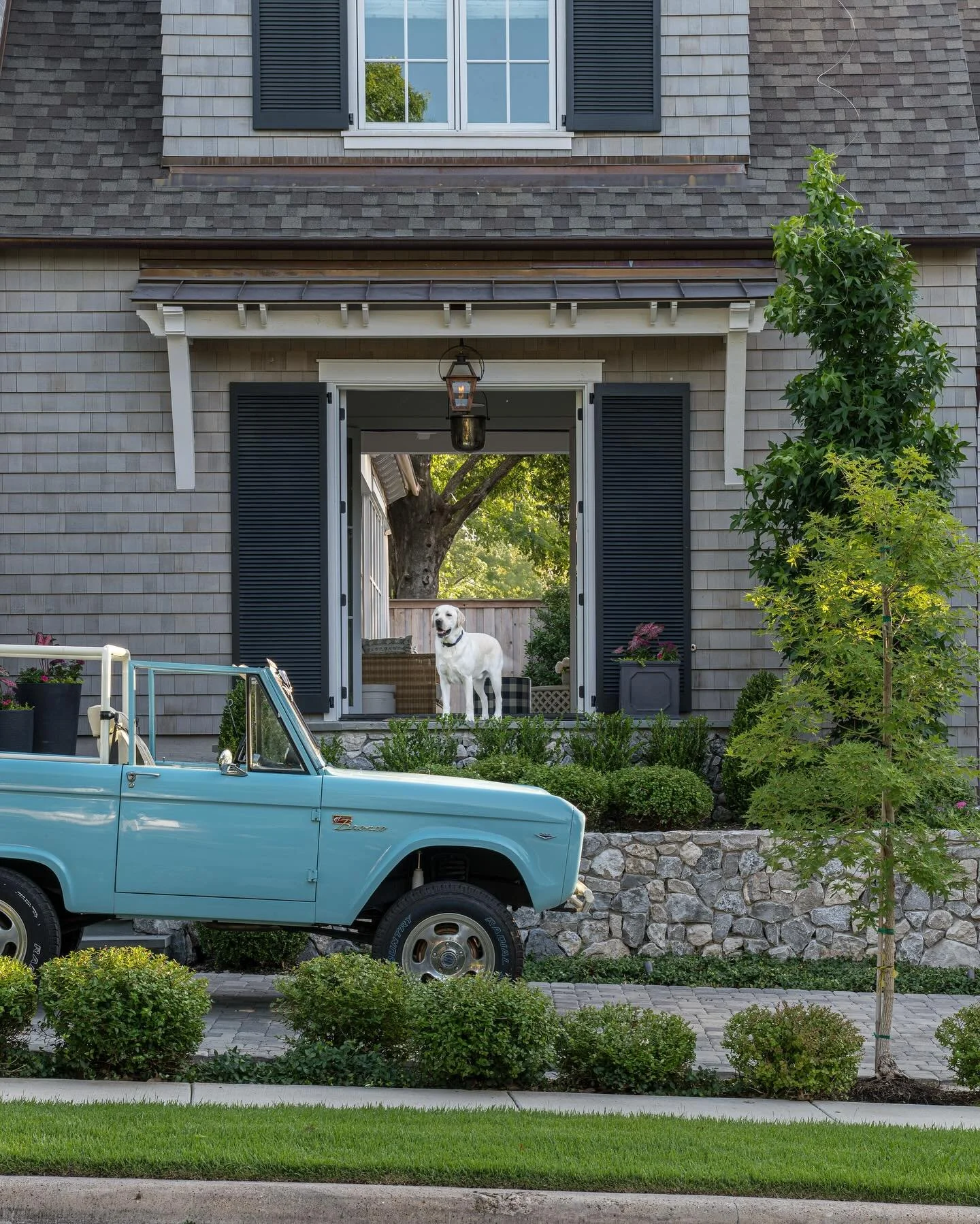 Bronco in the front, best boy in the back❤️

Architecture by @mgrayarchitecture 
Built by @marablehomes 
Landscape design by @ll_greendesign 
Styling by @dollhaus.designs 
Interiors by @graham.interiors @marablehomes 
📷 by @strictlynaturallight 

#m