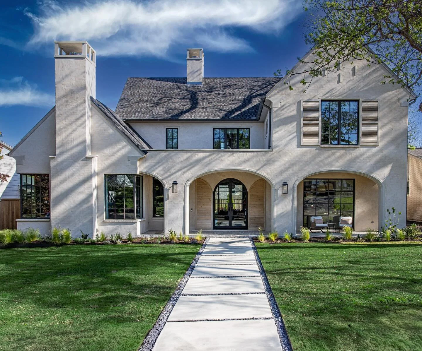 Curb appeal that hits just right 🏡!

Architecture by @conserva.studio 
Built by @marablehomes 
Interiors by @graham.interiors 
Landscape design by @ll_greendesign 
📷 by @emerydavis_photography 

#DreamHome #CustomHome #LuxuryHome #HomeDesign #Moder