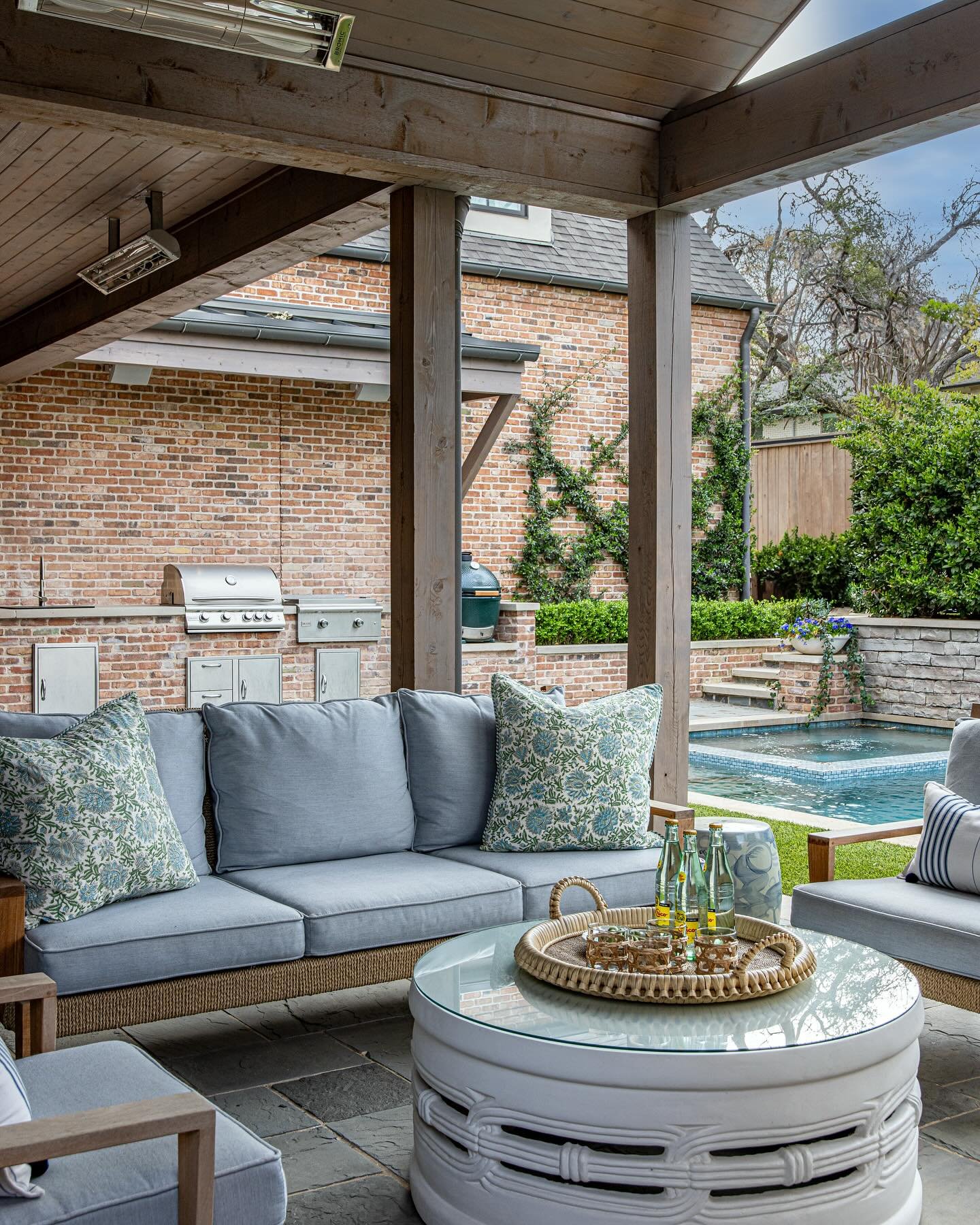 Sip. Soak. Stay awhile. 

Architecture by @mgrayarchitecture 
Built by @marablehomes 
Landscape design by @ll_greendesign 
Interiors by @graham.interiors 
📷 by @emerydavis_photography 

#DreamHome #CustomHome #LuxuryHome #HomeDesign #ModernClassic #