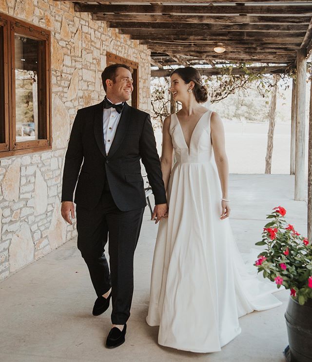 Couples always ask me about first looks and while I didn&rsquo;t do one with my hubby a couple years ago, I now 10/10 recommend them!! They are such a sweet time to connect and get out those jitters before you walk down the aisle. Plus they give you 