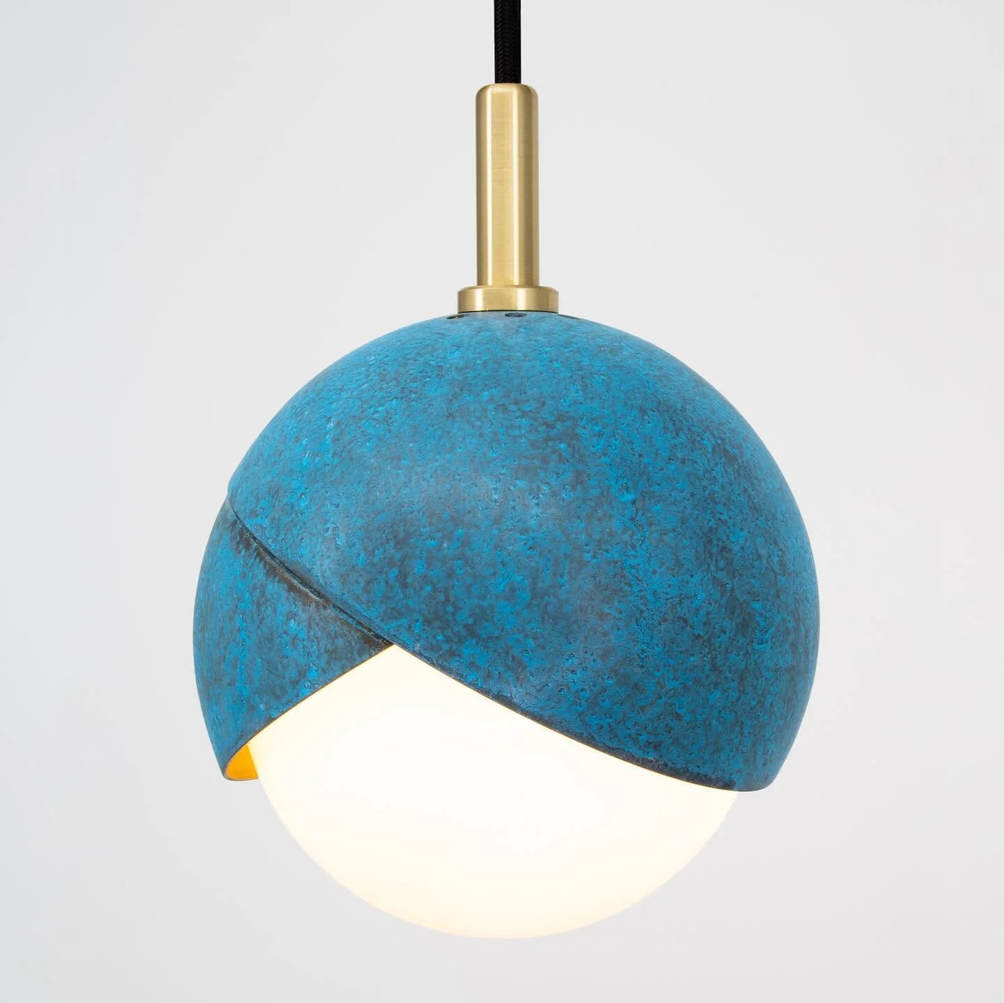 The 9” Benedict Pendant in Trella’s signature Prussian Blue.
#trella #trellastudio #benedictpendant #pendant #pendantlight #homelighting #interiorlighting #bespoke #handmadelighting #lighting #decor #islandlighting #barlighting #artisan