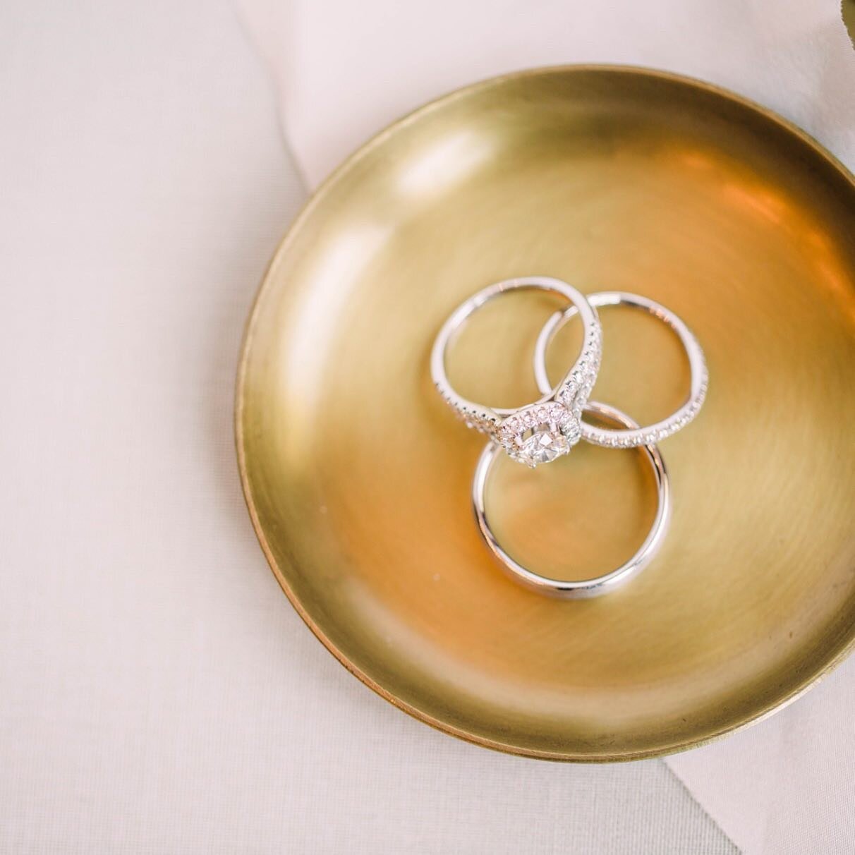 Looooving the simplicity + elegance of these gorgeous rings + my @heirloombindery&rsquo;s brass styling dish. 🤍✨