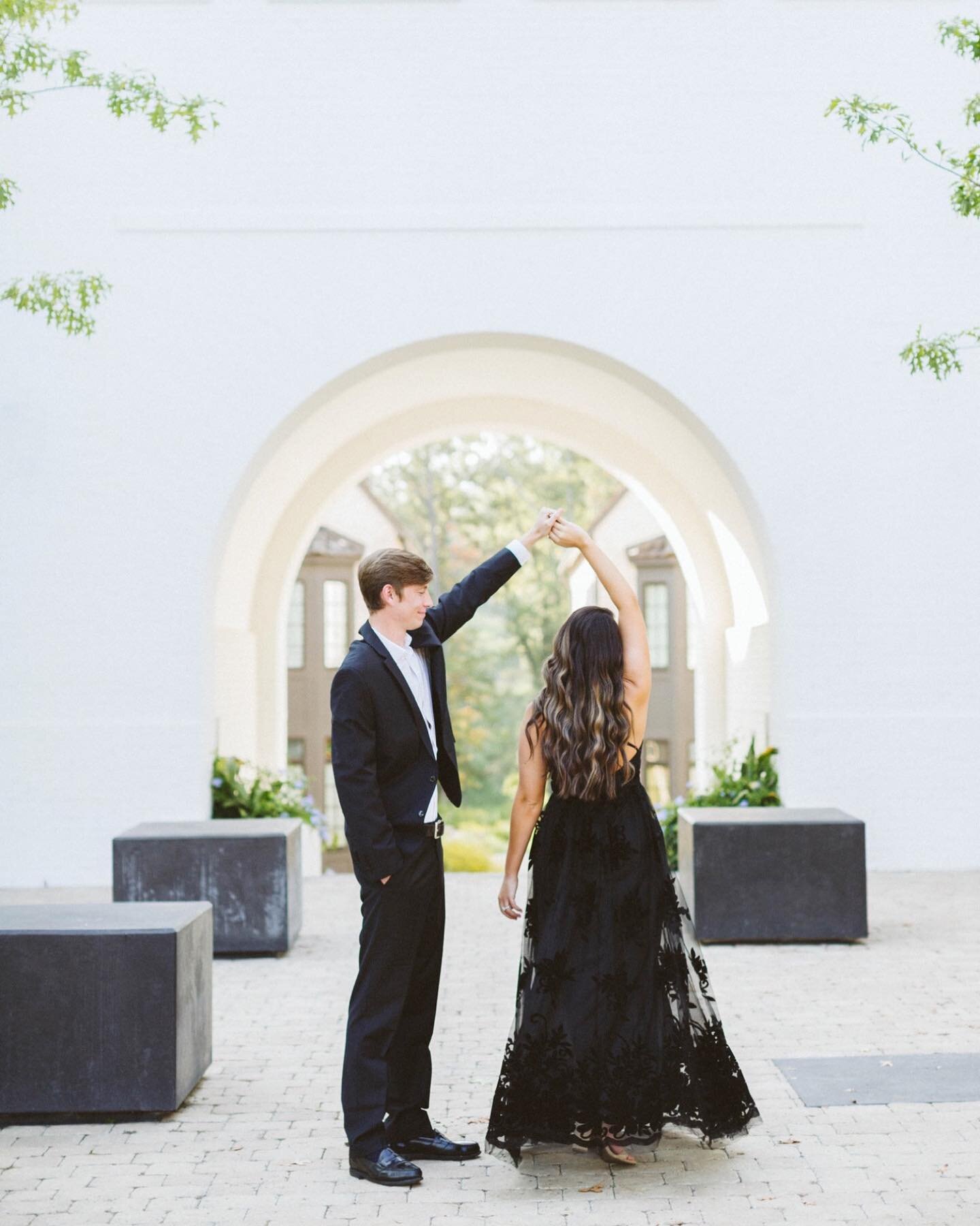 Engagement session tip: Don&rsquo;t be afraid to move! I always give my couples prompts to follow to get them moving. Dancing, twirling, snuggling, laughing + more just make images so much better (in my opinion)! Moving helps you to not feel so award