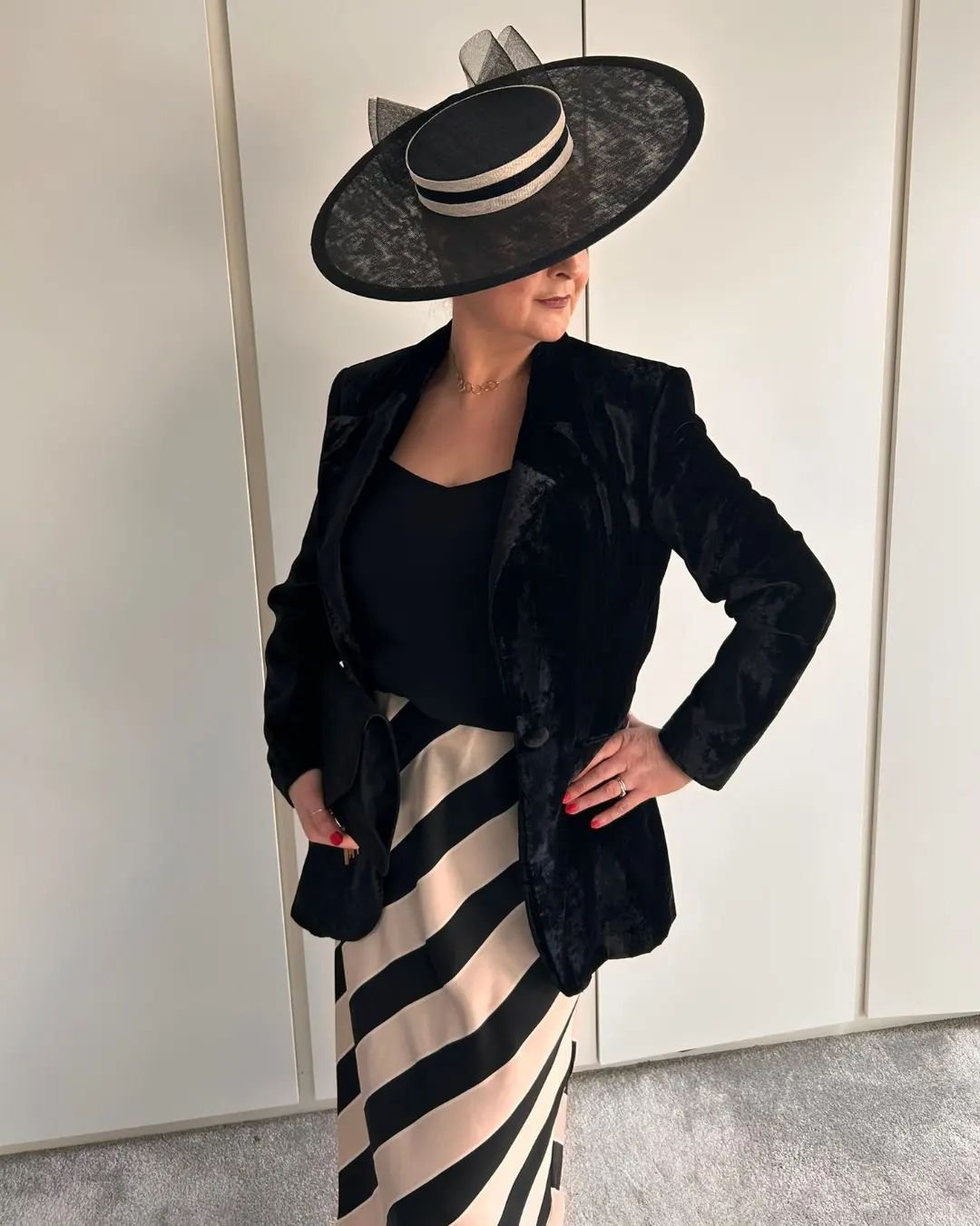 Back at @ayrracecourse ladies day, on the judges panel for the #styleawards today - weather was mainly good to us 🌞

#ladiesday #racingfashion #Millinery #racingstyle #scottishmillinery #blackandwhitestripes