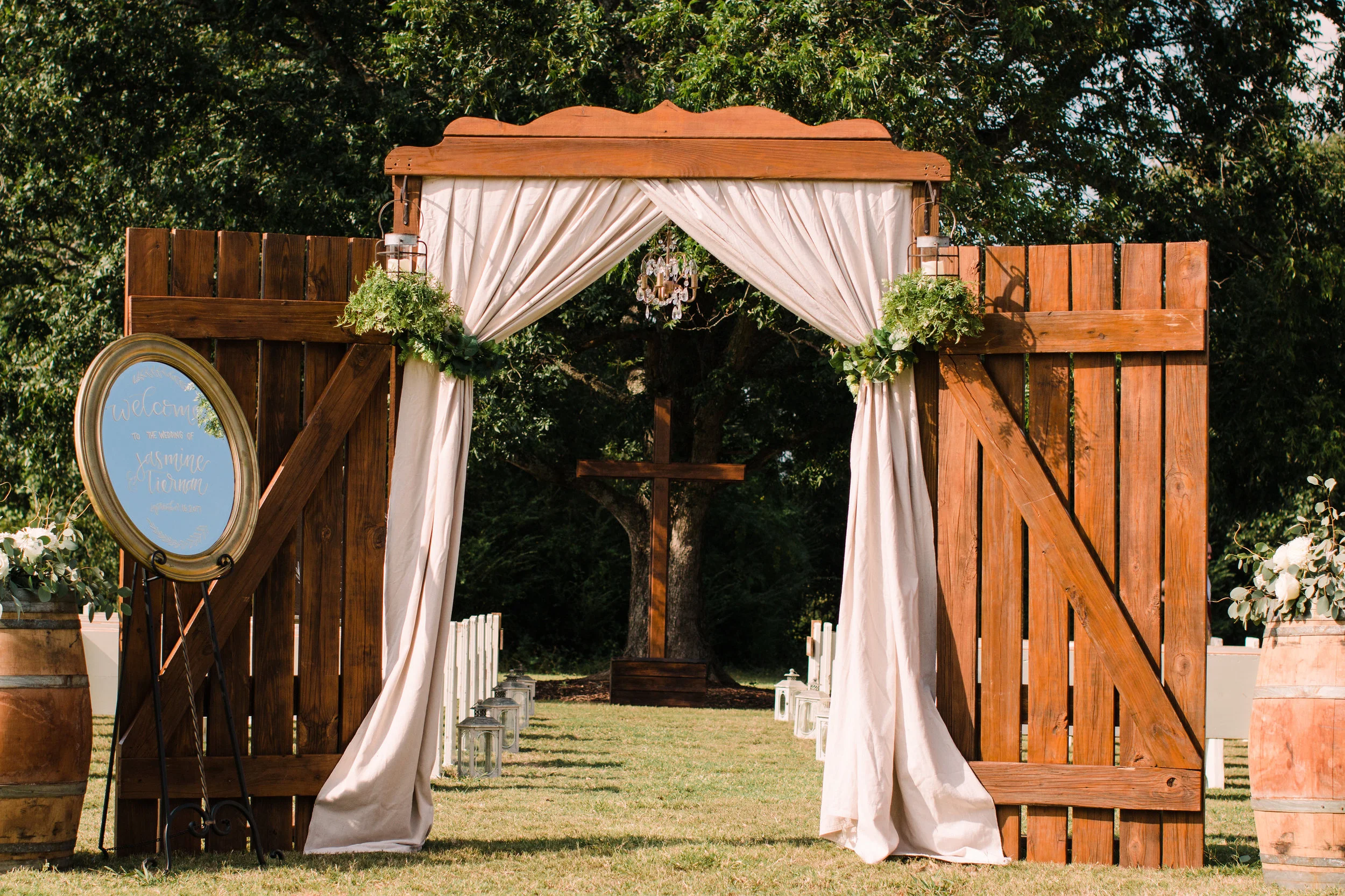 An idyllic outdoor ceremony area for this September Georgia wedding, pc: Twinkling Eye Photography