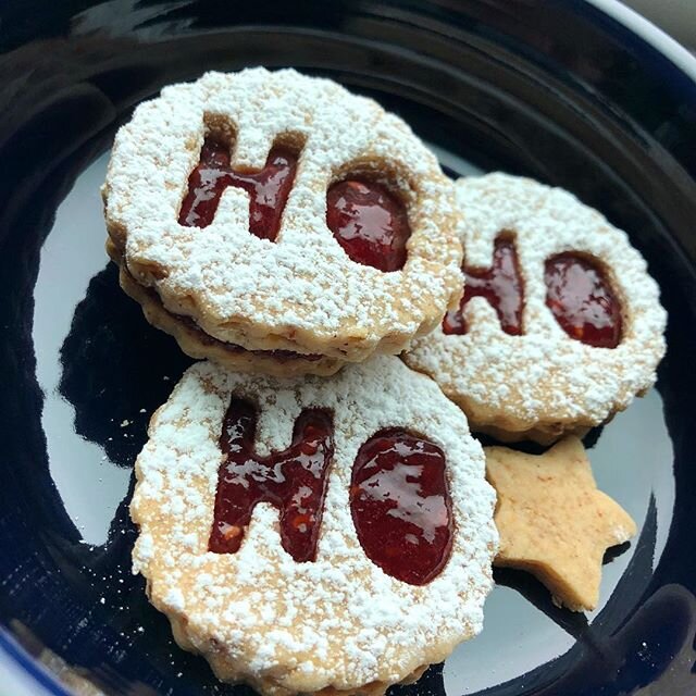 Santa&rsquo;s coming to town, but I promise you these will be gone before then. 🥛
.
.
.
#cookies #christmas #santa #santascookies #baking #christmascookies #raspberry #raspberrylinzer #linzercookies #powderedsugar #hohoho #hohoho🎅 #hohohoes #ho #ho