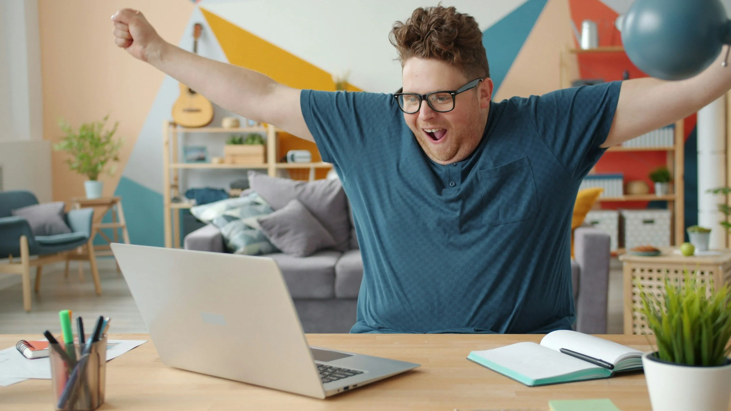 Live tutor online smiling and cheering a student via laptop