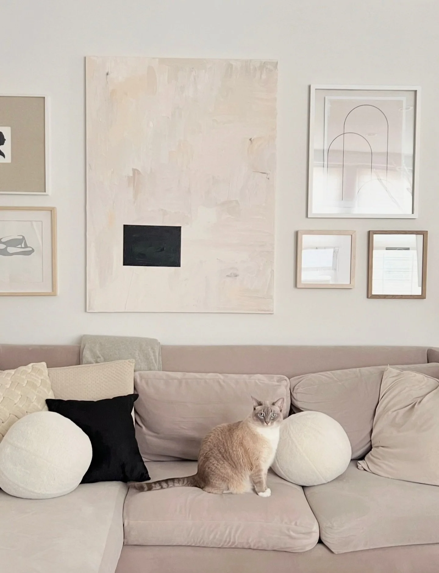 Art on the walls, muse on the couch. The purr-fect first post of 2026, courtesy of @pearl.in.newyork.