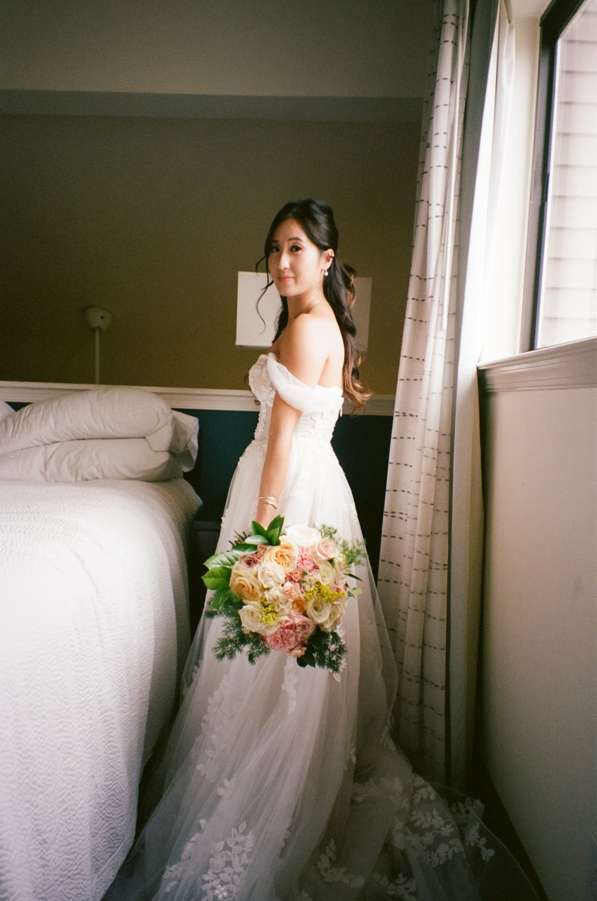 Getting Ready Moments: How to Create a Calm and Beautiful Space for Wedding Photography