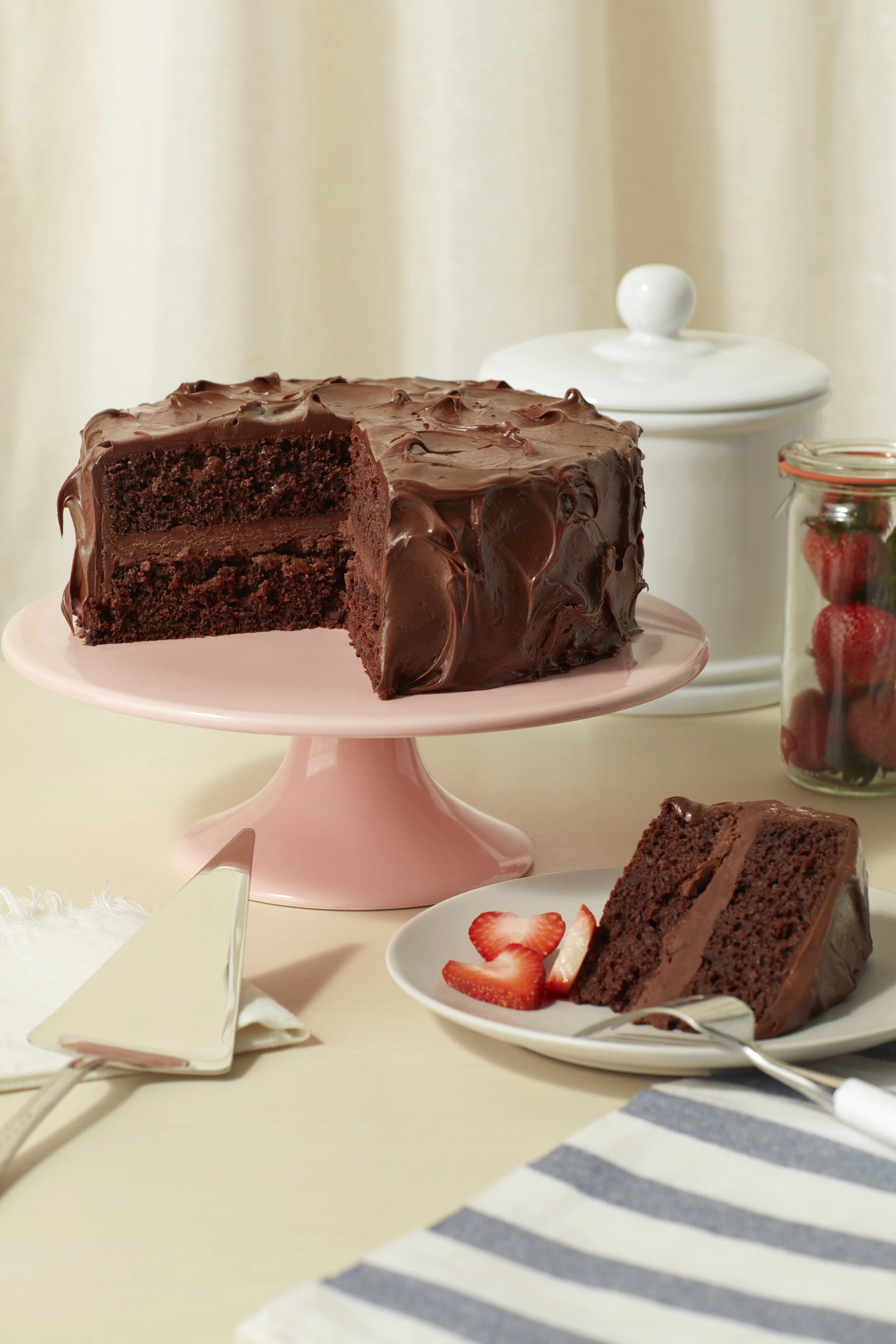 BettyCrocker_DevilsFoodChocolateCakewChocolateFrosting_Environment_SO_0902_3033FC_A_ADOBERGB.jpg