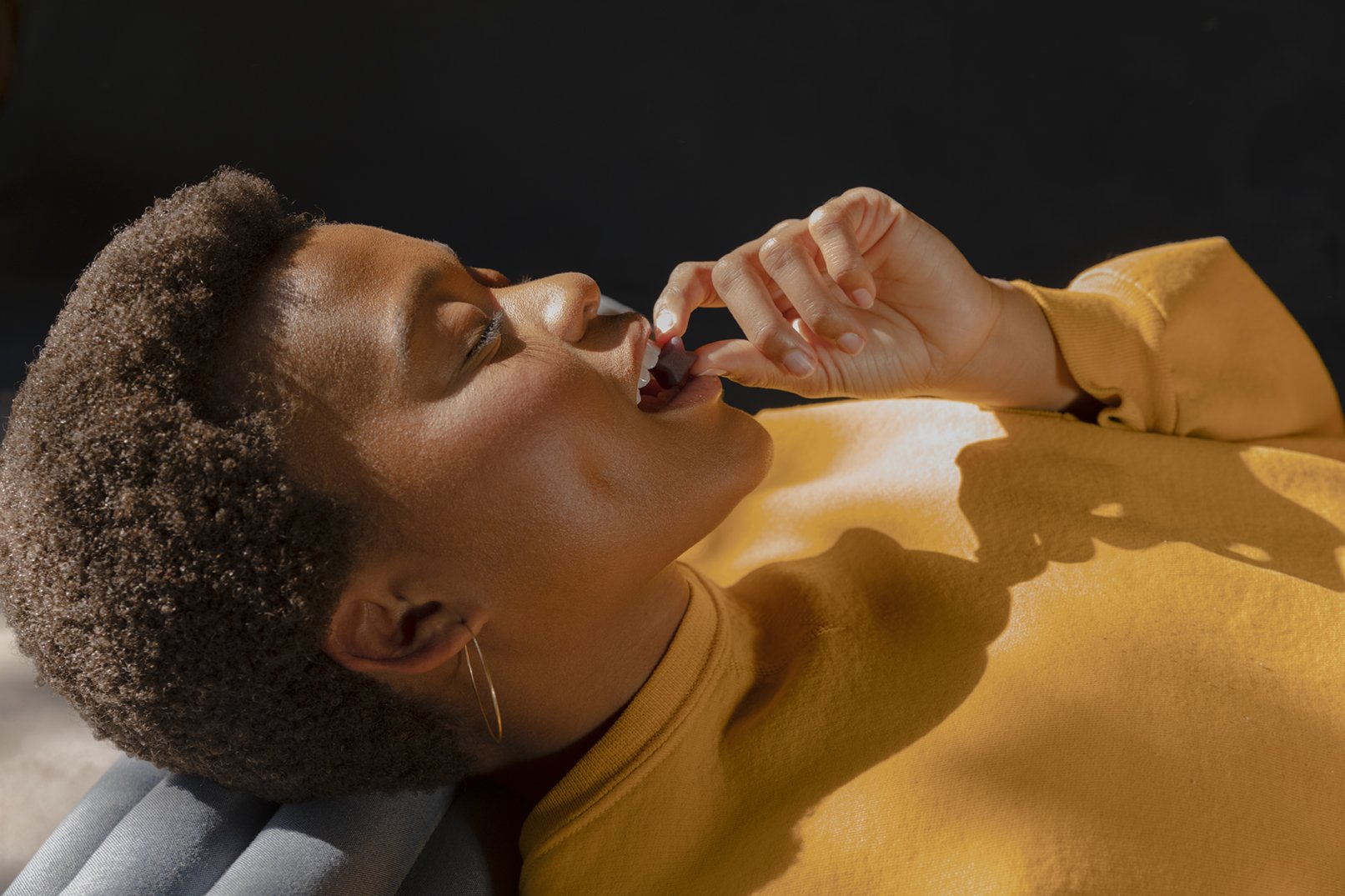 03_Dancer_01_biting_holdinggummies_204_2914FC_A _ADOBERGB.jpg