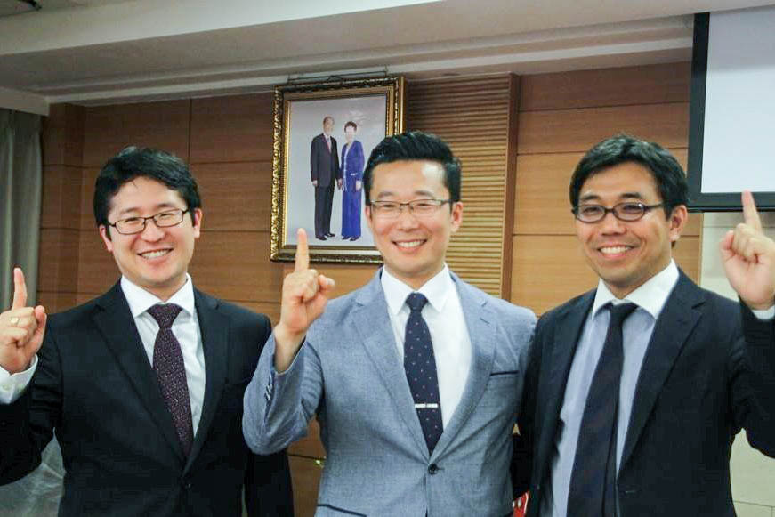 Naokimi posing with CARP presidents of Japan and Korea