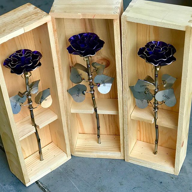 We&rsquo;re all well aware of family trees... but how about &ldquo;family roses&rdquo;? 🤔 each blurple rose has the children and grandchildren of the respective familt member engraved on the the leaves. Awesome idea from a customer, that turned out 