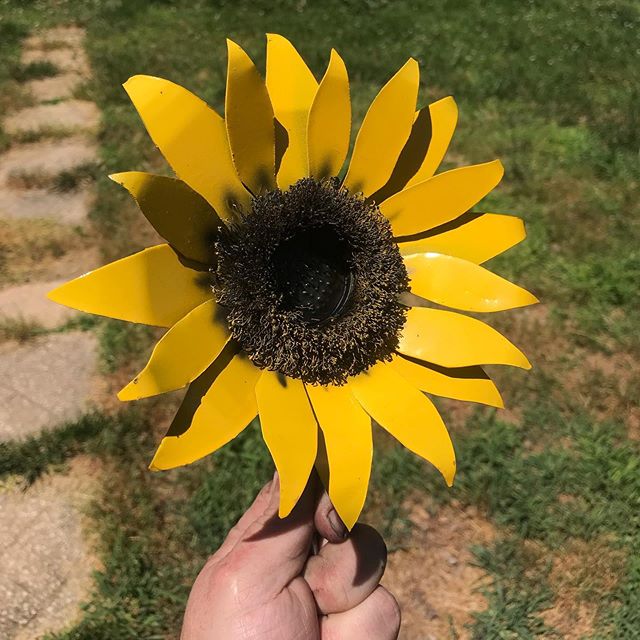 Where are my sunflower lovers? 🤔Thinking about offering a nicer, more polished version of this half-assed attempt this summer #flower #floral #summer #sunflower #wedding #love #custom #design #metalflower #steelflower #art #artist #artistsoninstagra