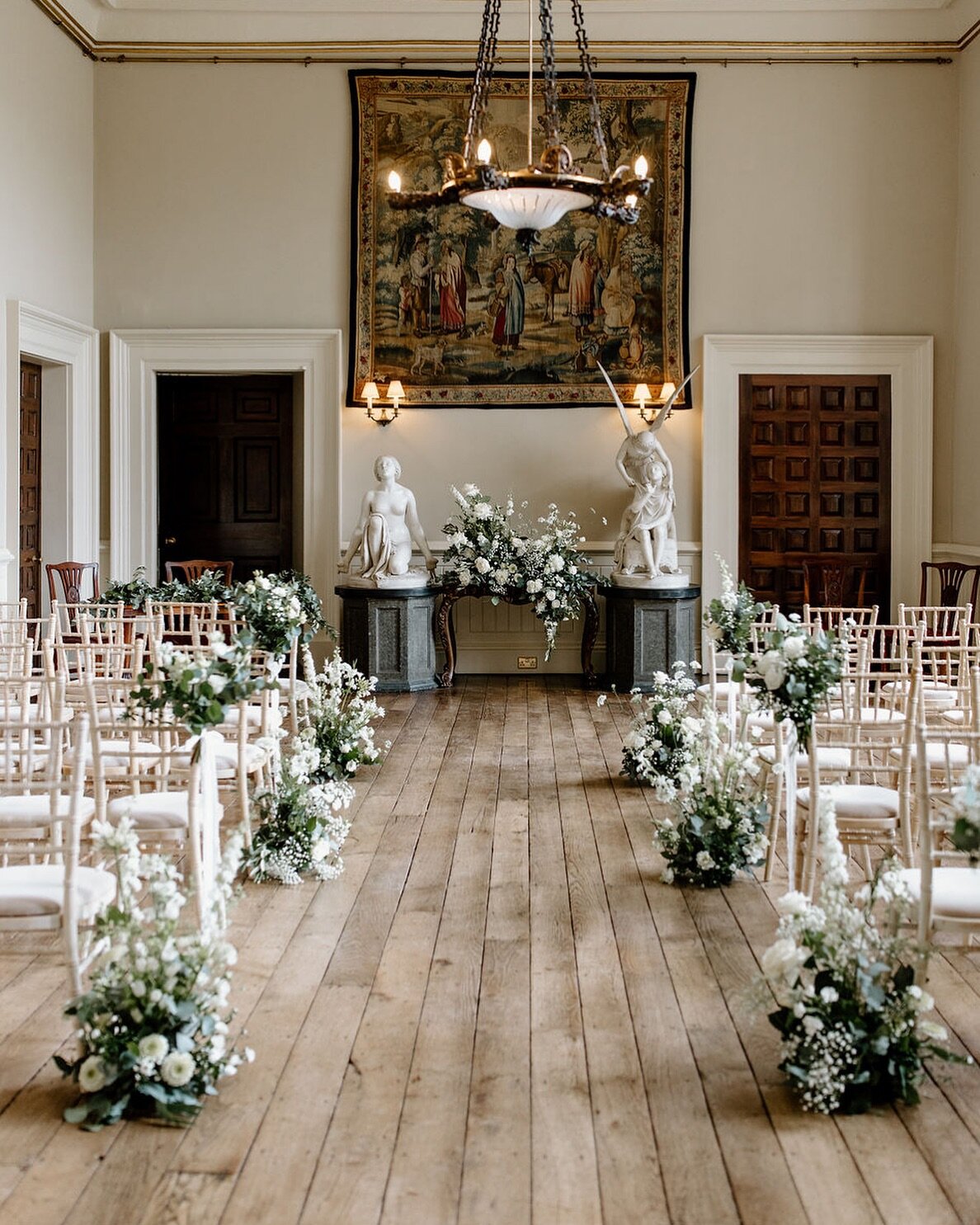 Elegant simplicity at @elmorecourt 🕊️

Captured by @antonia_grace_photography 🤍

#whitewedding #weddinginspo #cotswoldweddingflorist #elmorecourt #weddingflorist #weddingflowers