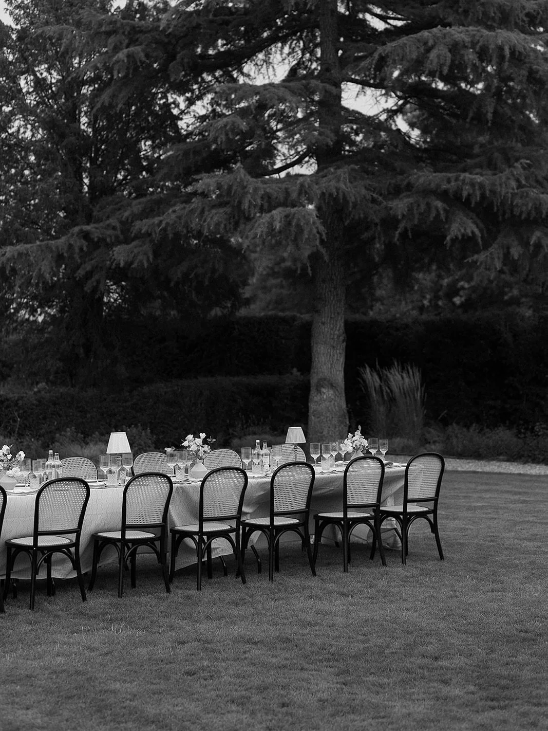 Welcome dinner in the gardens at @kinhousewiltshire 

Wedding Planning &amp; Design @jenniferlouiseweddings
Photographer  @emilyrosehamilton