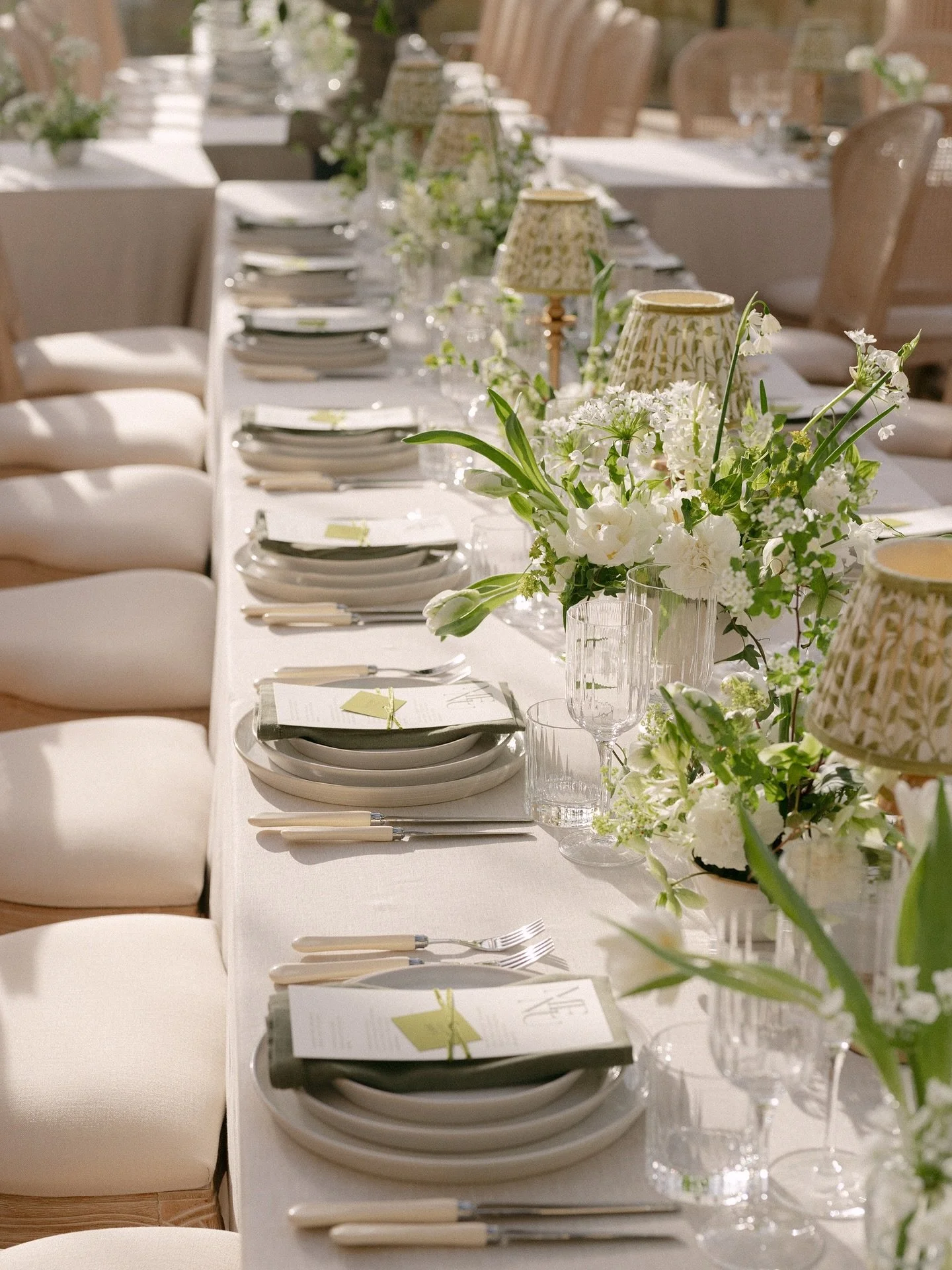 Would you believe me if I told you this was winter? 😱

Seasonal florals, chic stationery, natural light pouring into the orangery through delicate drapery, table lamps primed ready for that sun to drop as the wedding breakfast begins.

A fresh and c